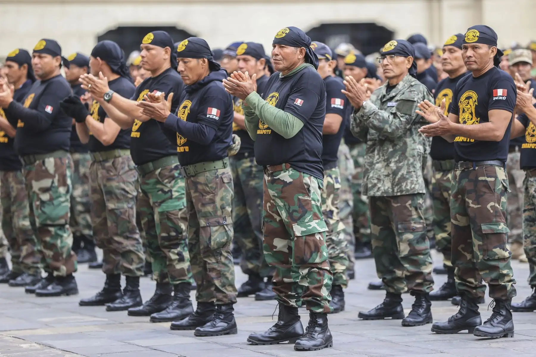 El presidente de la República, Pedro Castillo, se reúne con licenciados de las Fuerzas Armadas, en el Patio de Honor de Palacio de Gobierno. Foto: ANDINA/Prensa Presidencia