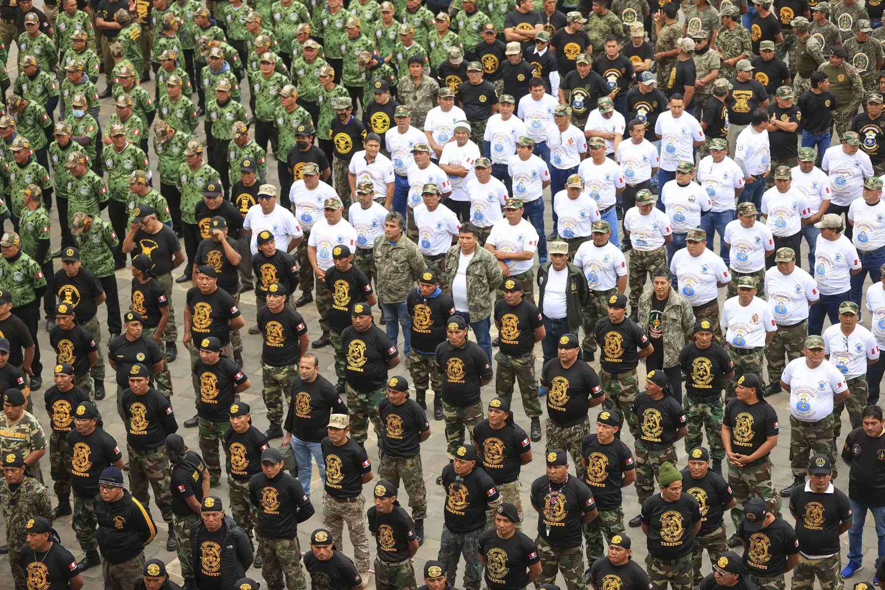 El presidente de la República, Pedro Castillo, se reúne con licenciados de las Fuerzas Armadas, en el Patio de Honor de Palacio de Gobierno. Foto: ANDINA/Prensa Presidencia