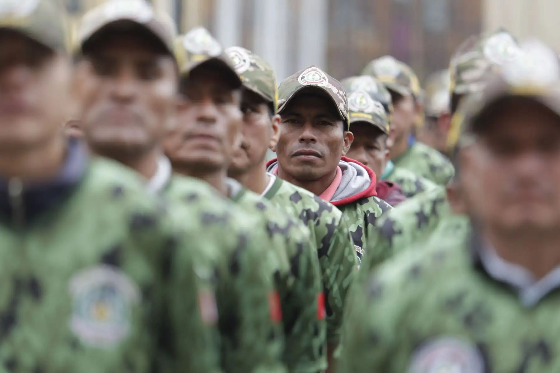 El presidente de la República, Pedro Castillo, se reúne con licenciados de las Fuerzas Armadas, en el Patio de Honor de Palacio de Gobierno. Foto: ANDINA/Prensa Presidencia