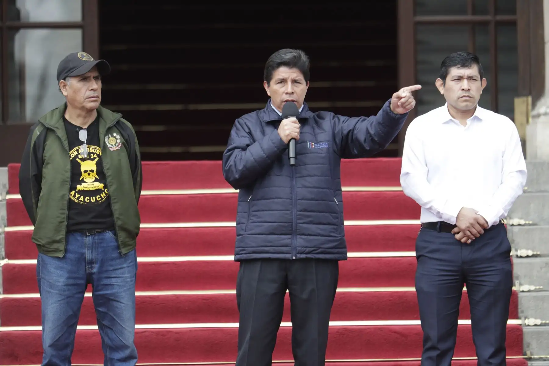 El presidente de la República, Pedro Castillo, se reúne con licenciados de las Fuerzas Armadas, en el Patio de Honor de Palacio de Gobierno. Foto: ANDINA/Prensa Presidencia