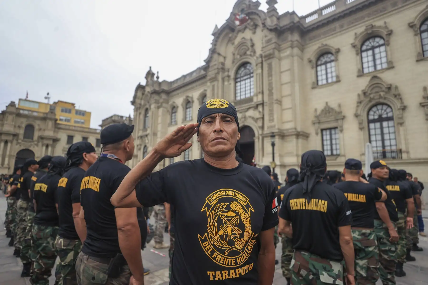 El presidente de la República, Pedro Castillo, se reúne con licenciados de las Fuerzas Armadas, en el Patio de Honor de Palacio de Gobierno. Foto: ANDINA/Prensa Presidencia