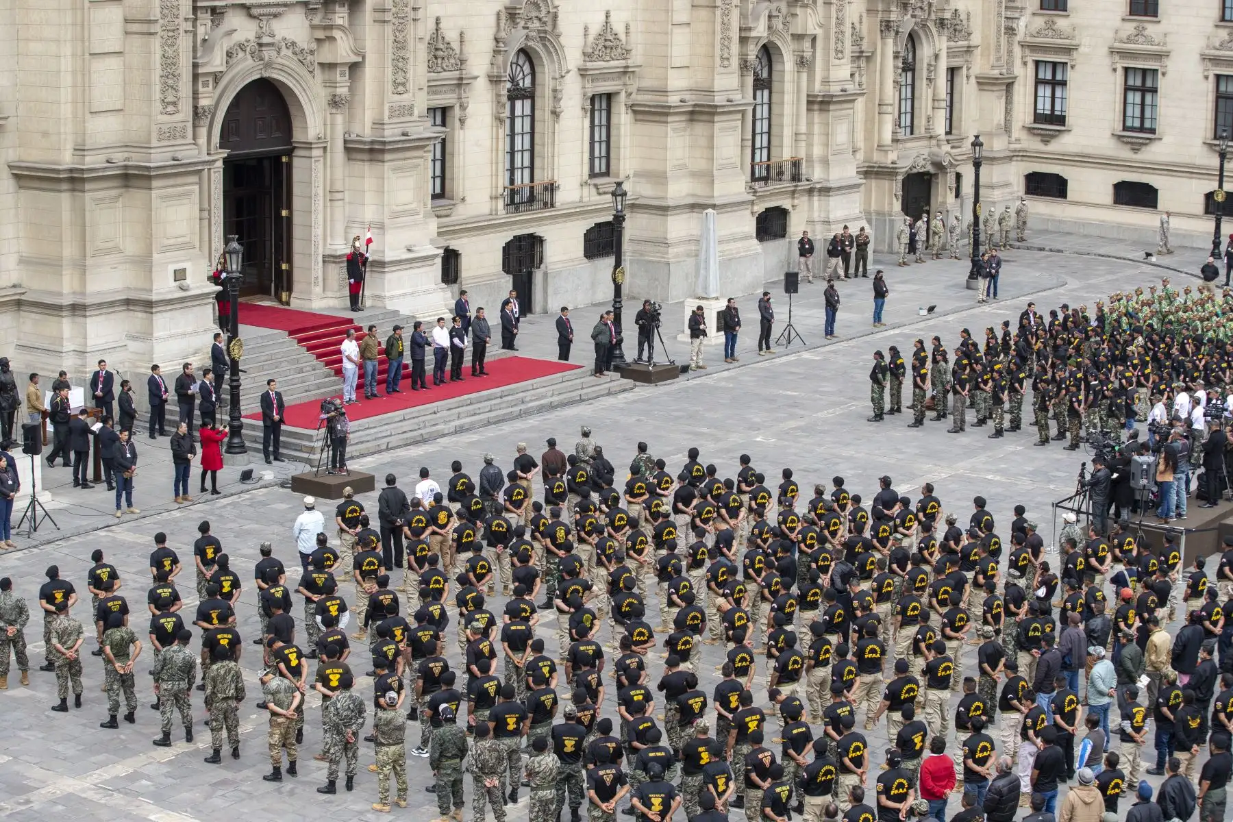 El presidente de la República, Pedro Castillo, se reúne con licenciados de las Fuerzas Armadas, en el Patio de Honor de Palacio de Gobierno. Foto: ANDINA/Prensa Presidencia