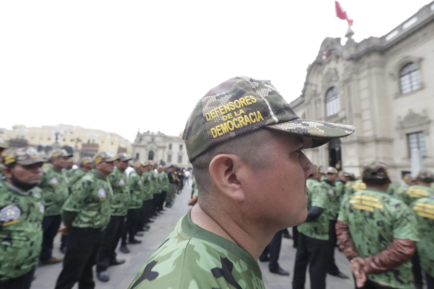 El presidente de la República, Pedro Castillo, se reúne con licenciados de las Fuerzas Armadas, en el Patio de Honor de Palacio de Gobierno. Foto: ANDINA/Prensa Presidencia