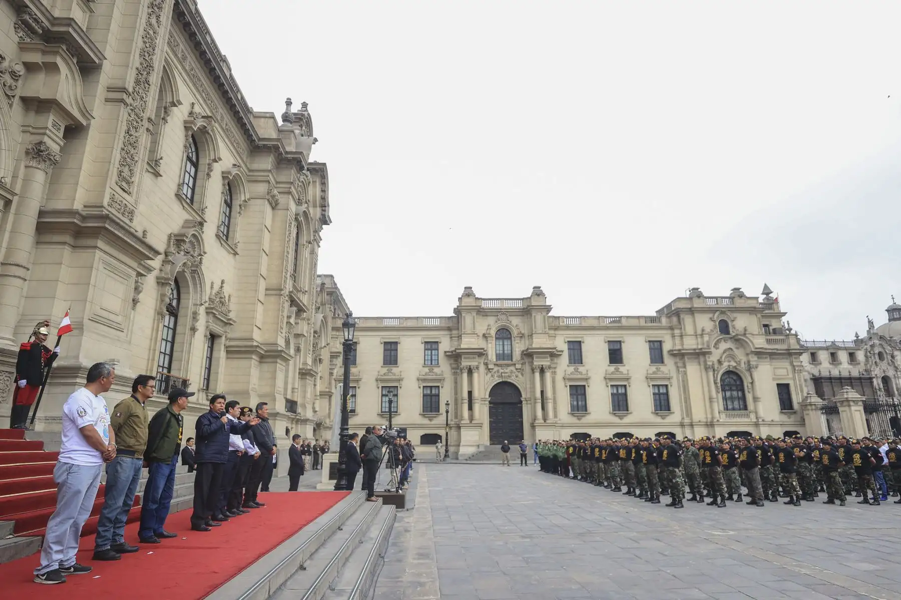 El presidente de la República, Pedro Castillo, se reúne con licenciados de las Fuerzas Armadas, en el Patio de Honor de Palacio de Gobierno. Foto: ANDINA/Prensa Presidencia