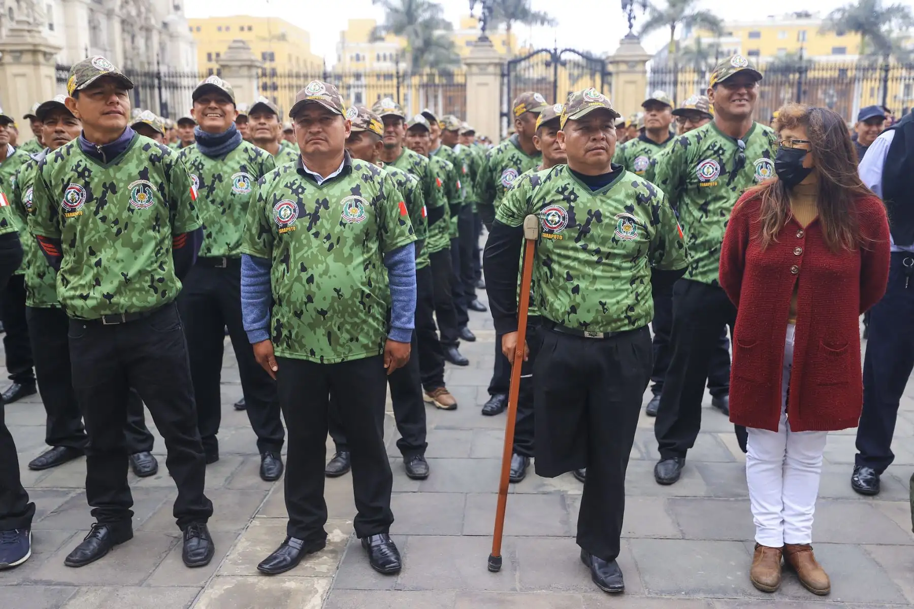 El presidente de la República, Pedro Castillo, se reúne con licenciados de las Fuerzas Armadas, en el Patio de Honor de Palacio de Gobierno. Foto: ANDINA/Prensa Presidencia