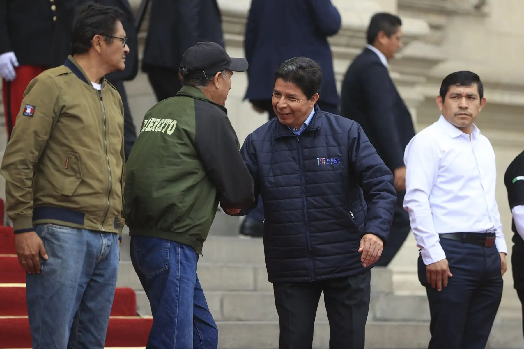 El presidente de la República, Pedro Castillo, se reúne con licenciados de las Fuerzas Armadas, en el Patio de Honor de Palacio de Gobierno. Foto: ANDINA/Prensa Presidencia