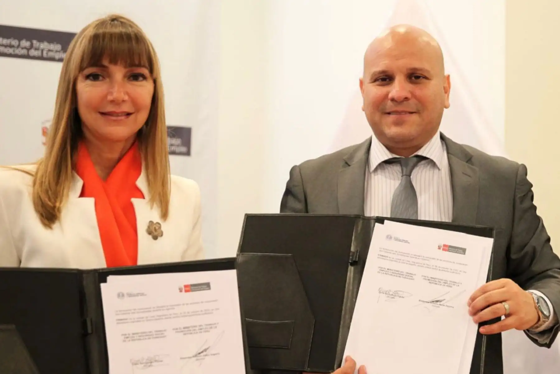La ministra de Trabajo de Paraguay, Carla Bacigalupo Planás; y el ministro de Trabajo y Promoción del Empleo del Perú, Alejandro Salas Zegarra, firmaron memorando de entendimiento para fortalecer procesos de digitalización en material laboral. Foto: Cortesía.