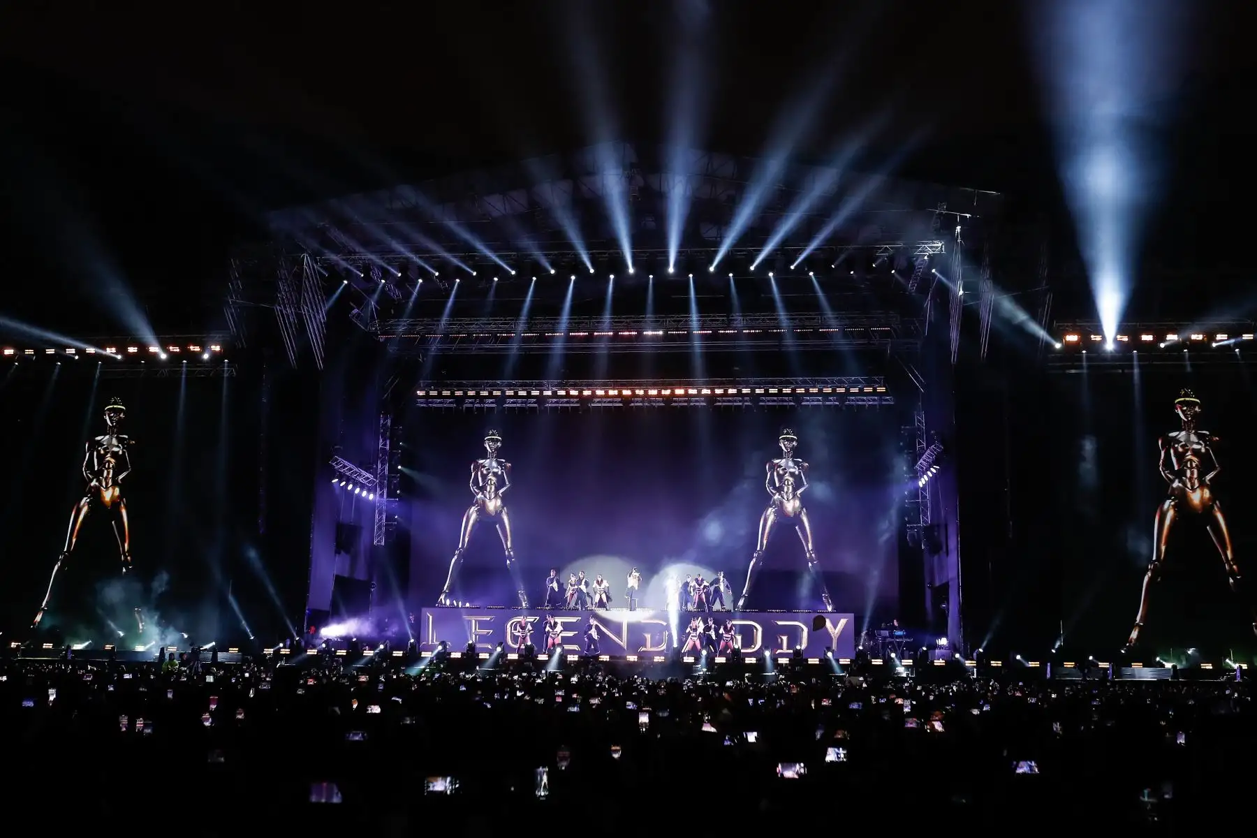 El cantante puertorriqueño, Daddy Yankee, hace delirar a las más de 50 mil almas que que lo acompañan en el Estadio Nacional como parte de su gira 