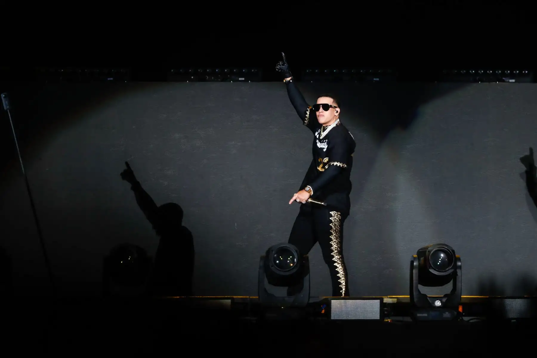 El cantante puertorriqueño, Daddy Yankee, hace delirar a las más de 50 mil almas que que lo acompañan en el Estadio Nacional como parte de su gira 