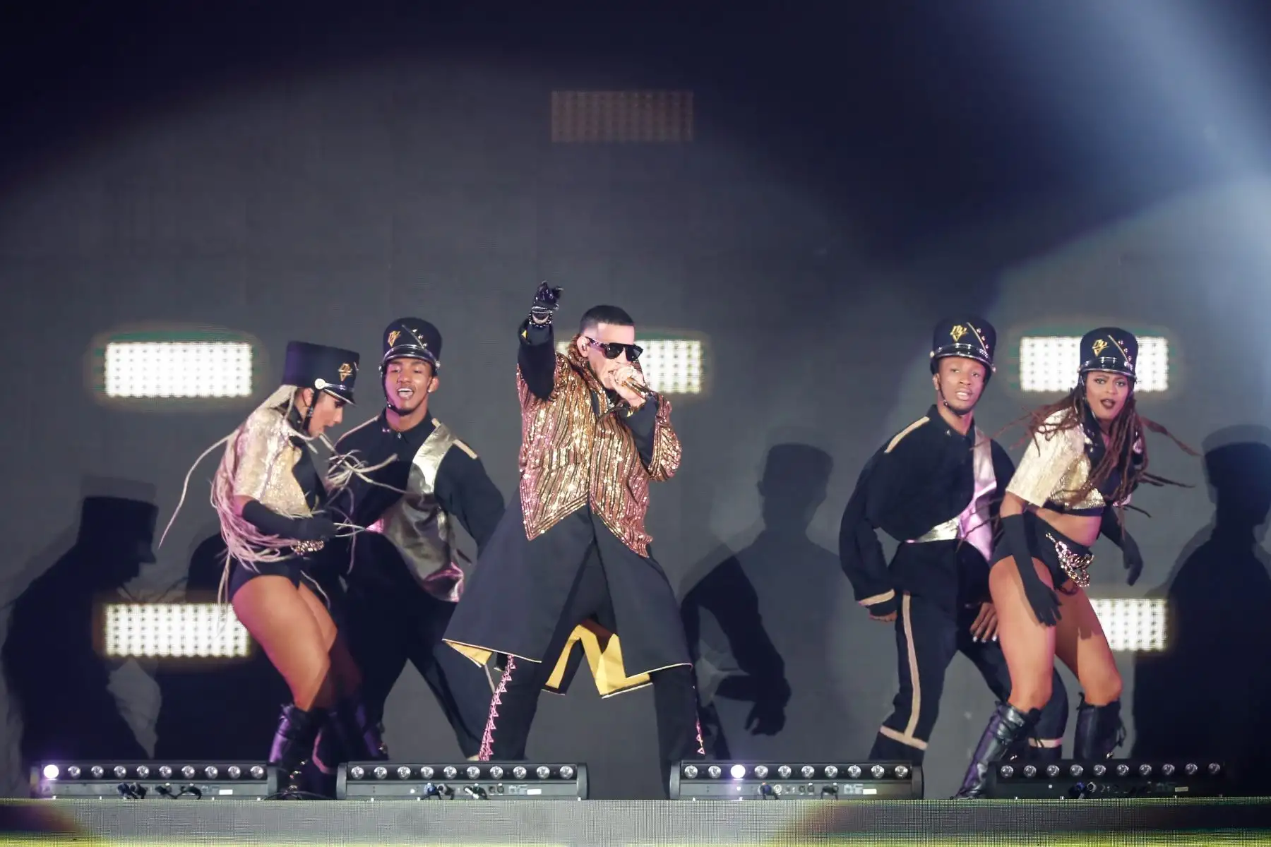 El cantante puertorriqueño, Daddy Yankee, hace delirar a las más de 50 mil almas que que lo acompañan en el Estadio Nacional como parte de su gira 