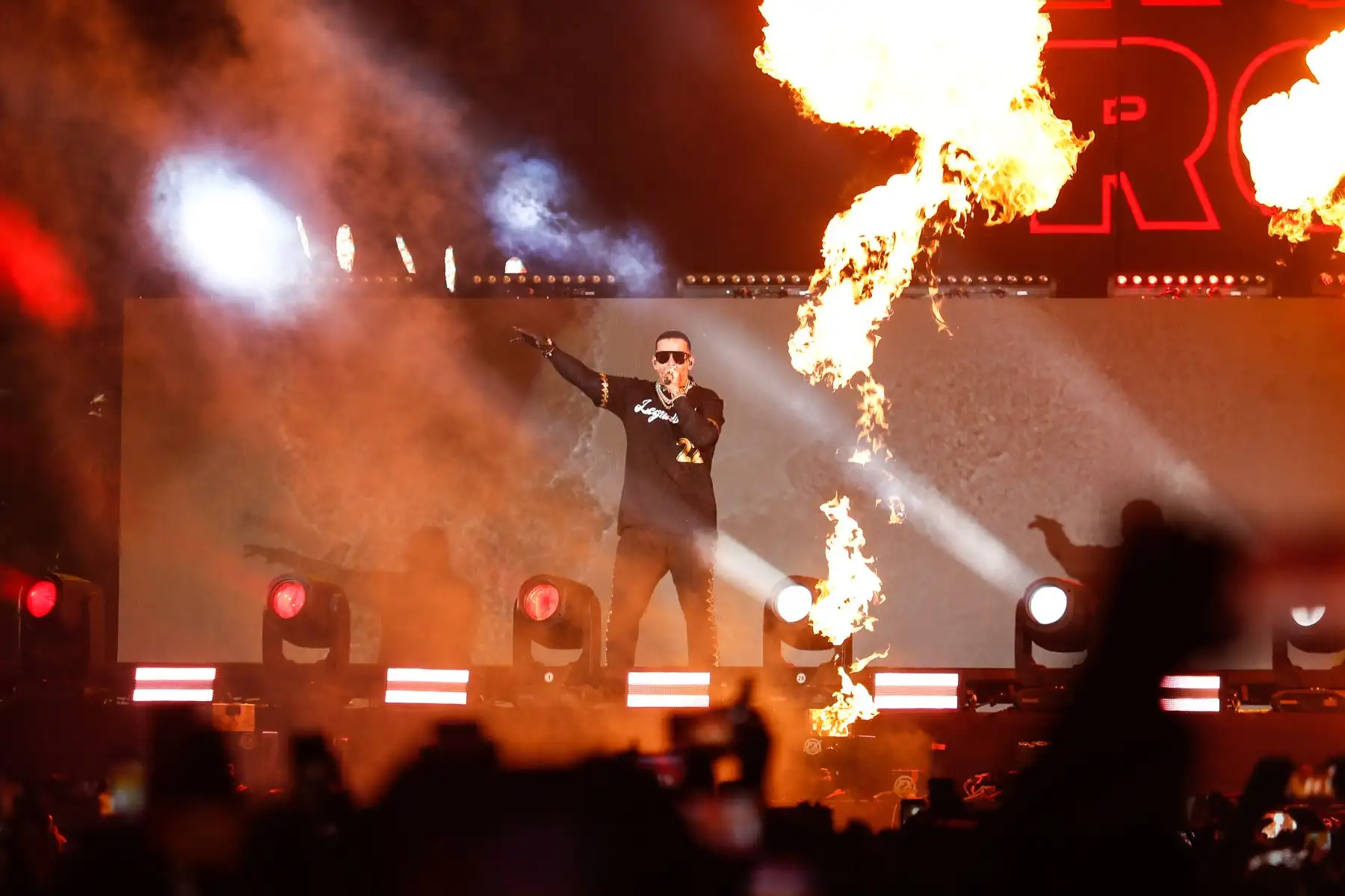 El cantante puertorriqueño, Daddy Yankee, hace delirar a las más de 50 mil almas que que lo acompañan en el Estadio Nacional como parte de su gira 