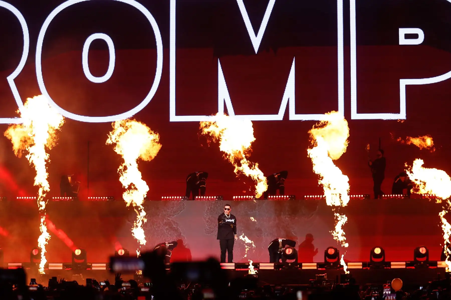 El cantante puertorriqueño, Daddy Yankee, hace delirar a las más de 50 mil almas que que lo acompañan en el Estadio Nacional como parte de su gira 