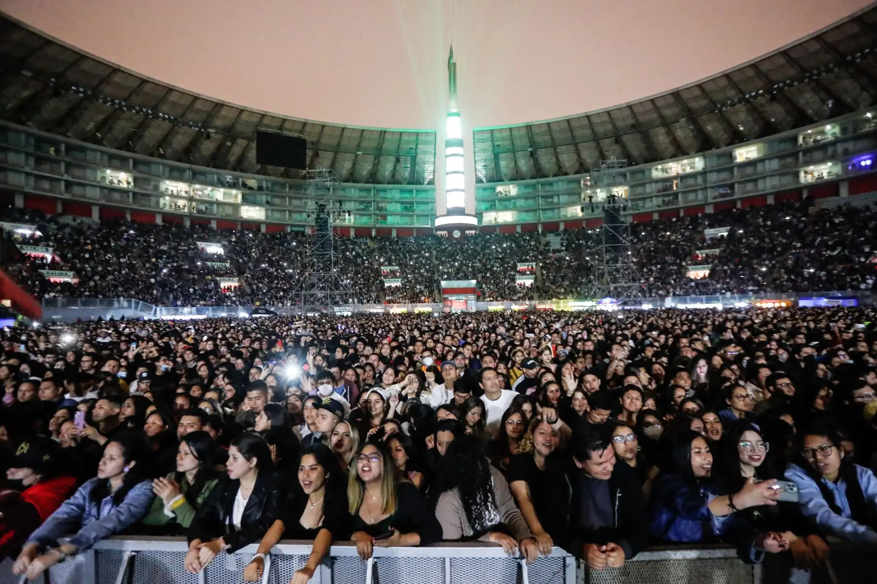 El cantante puertorriqueño, Daddy Yankee, hace delirar a las más de 50 mil almas que que lo acompañan en el Estadio Nacional como parte de su gira 