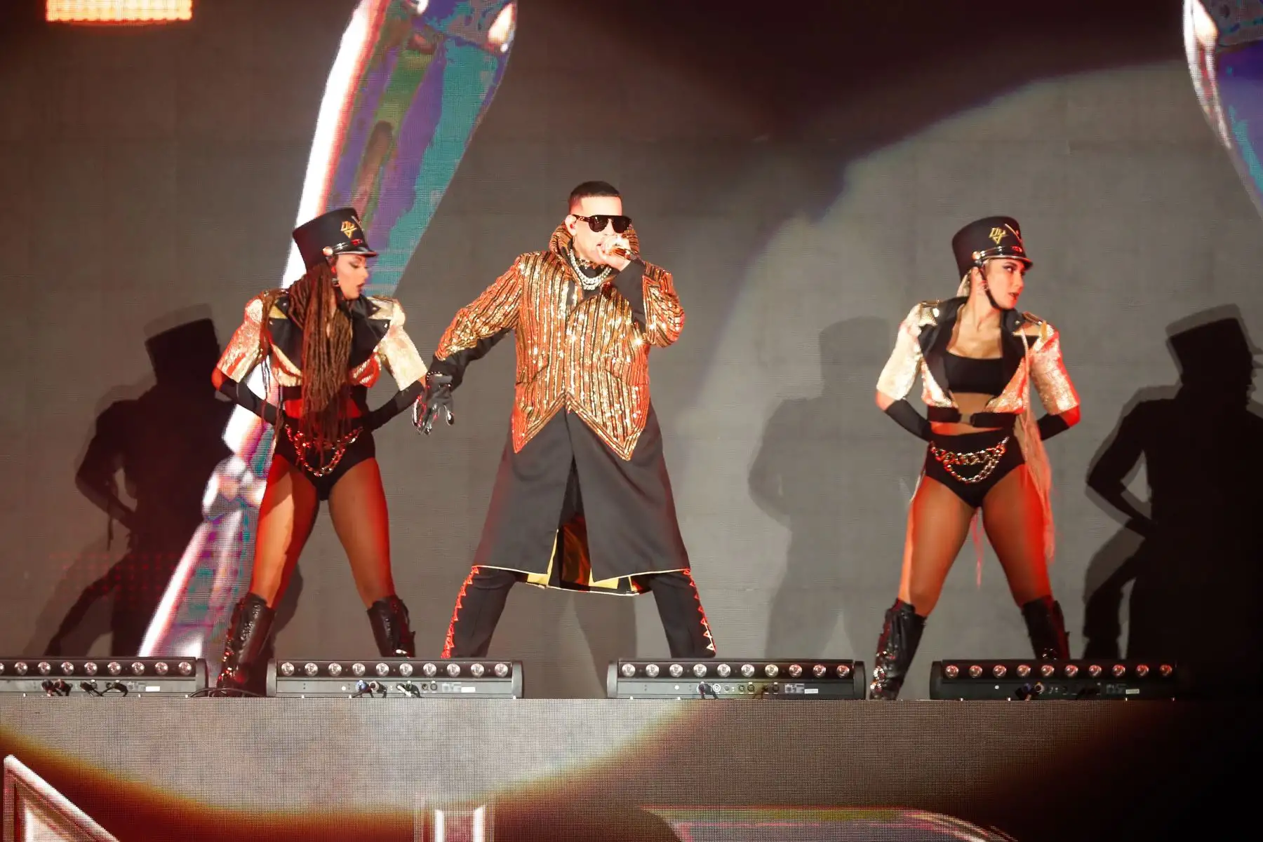 El cantante puertorriqueño, Daddy Yankee, hace delirar a las más de 50 mil almas que que lo acompañan en el Estadio Nacional como parte de su gira 