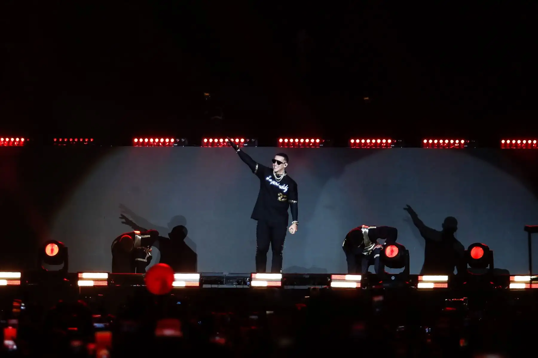El cantante puertorriqueño, Daddy Yankee, hace delirar a las más de 50 mil almas que que lo acompañan en el Estadio Nacional como parte de su gira 