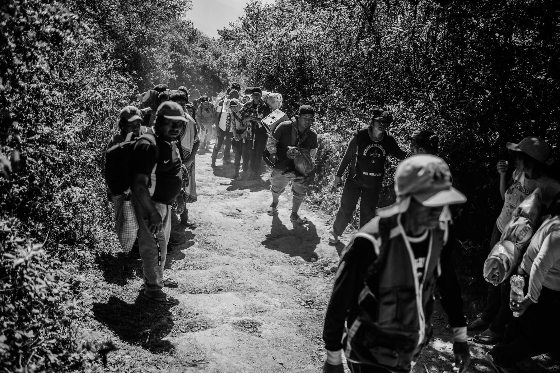 Los peregrinos se encuentran a mitad de camino y les restan los tramos más difíciles, en estos lugares rampan, oran, luego caminan, cantan, dialogan, se socorren entre sí. Foto: Cortesía/ Sebastián Castañeda