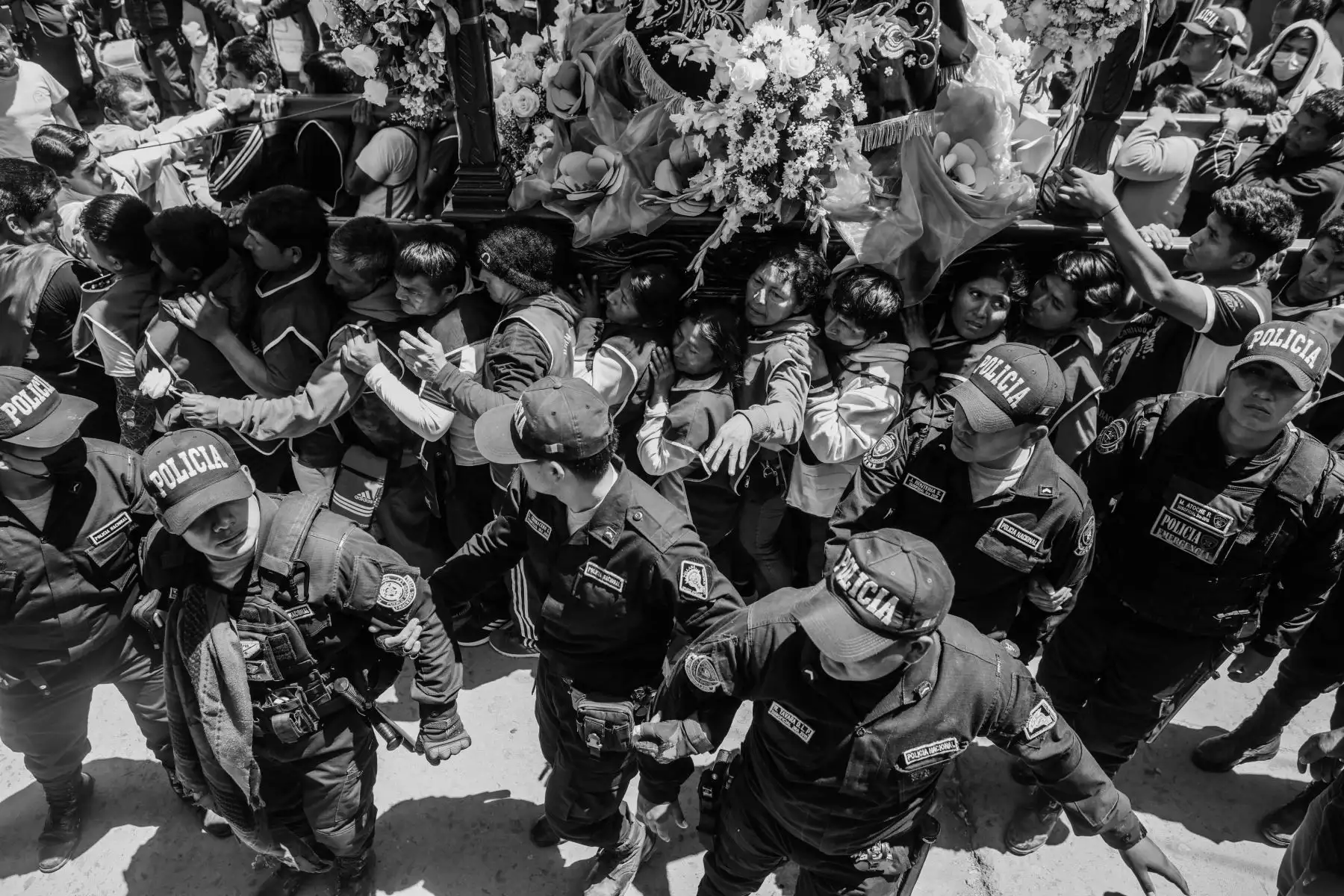 Los devotos en general visten hábitos de color morado, similar al del Señor de los Milagros -considerada la devoción más emblemática del Perú-, así como detentes con la imagen del Señor Cautivo. Foto: Cortesía/ Sebastián Castañeda