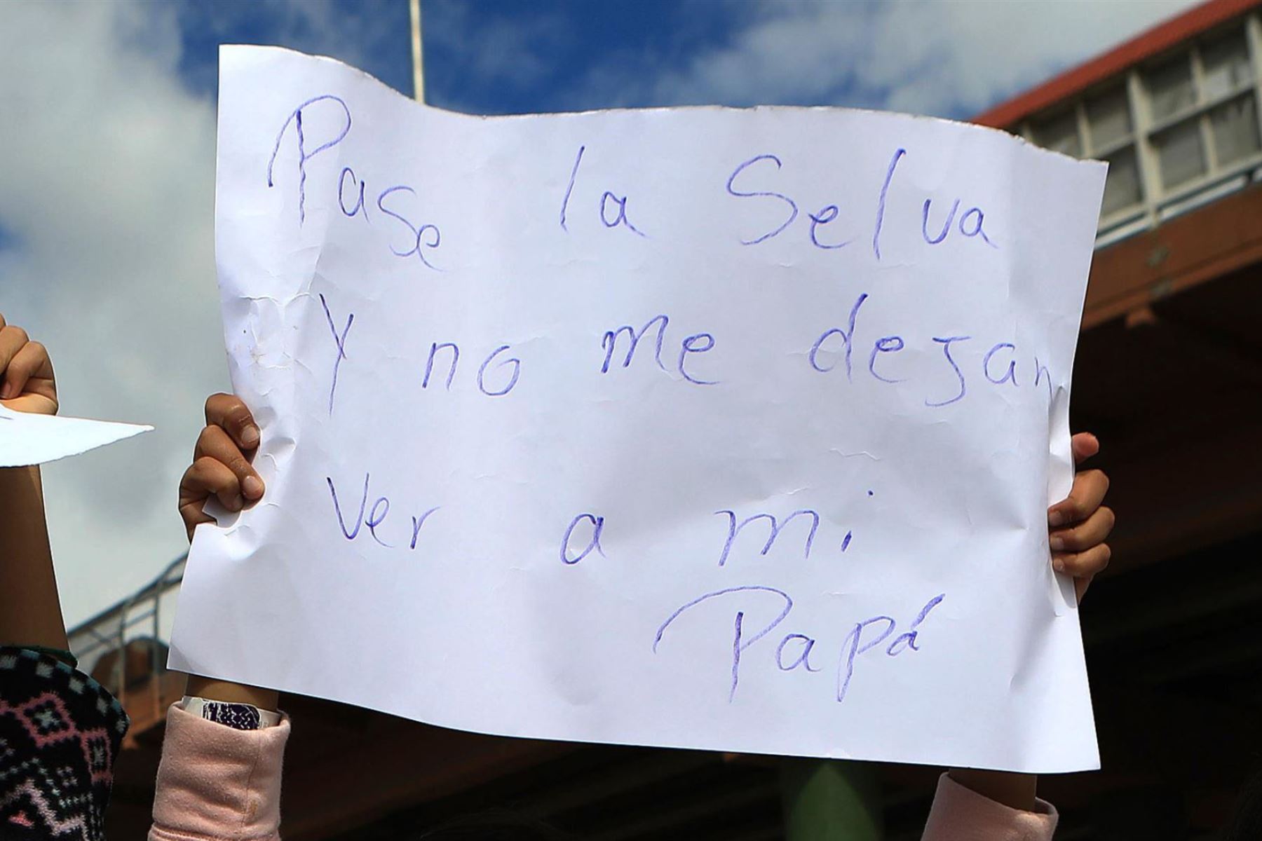 Menores migrantes protestan en la frontera entre México y Estados Unidos.