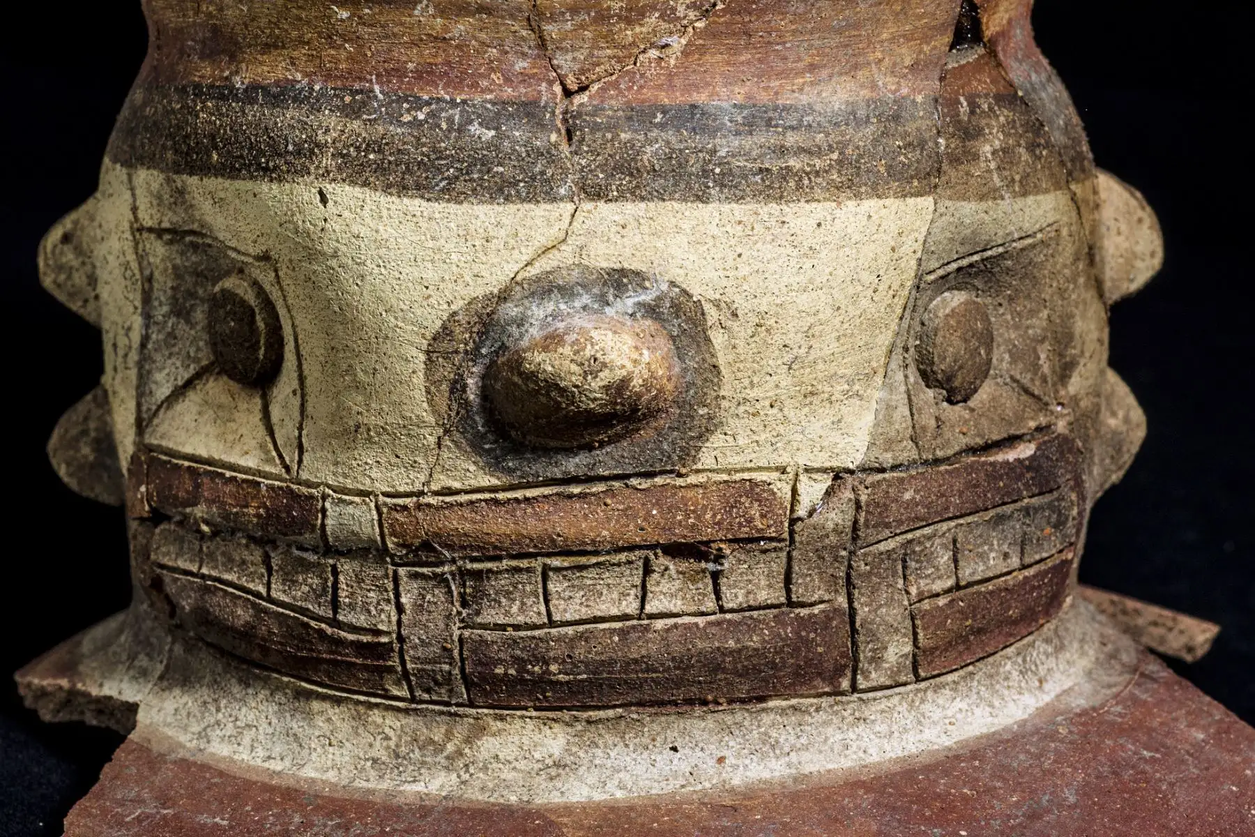 “Cuatro meses de excavaciones arqueológicas permitieron descubrir la primera arquitectura monumental de la Amazonía de 5,300 años de antigüedad. Siempre se creía que, en la Amazonía de Perú, que ocupa el 60% del territorio nacional, los únicos seres humanos que la habitaron fueron hombres semidesnudos organizados en bandas o tribus salvajes dedicados a la caza, pesca y la recolección de frutos silvestres. Foto: Asociación para la Investigación Científica de la Amazonía