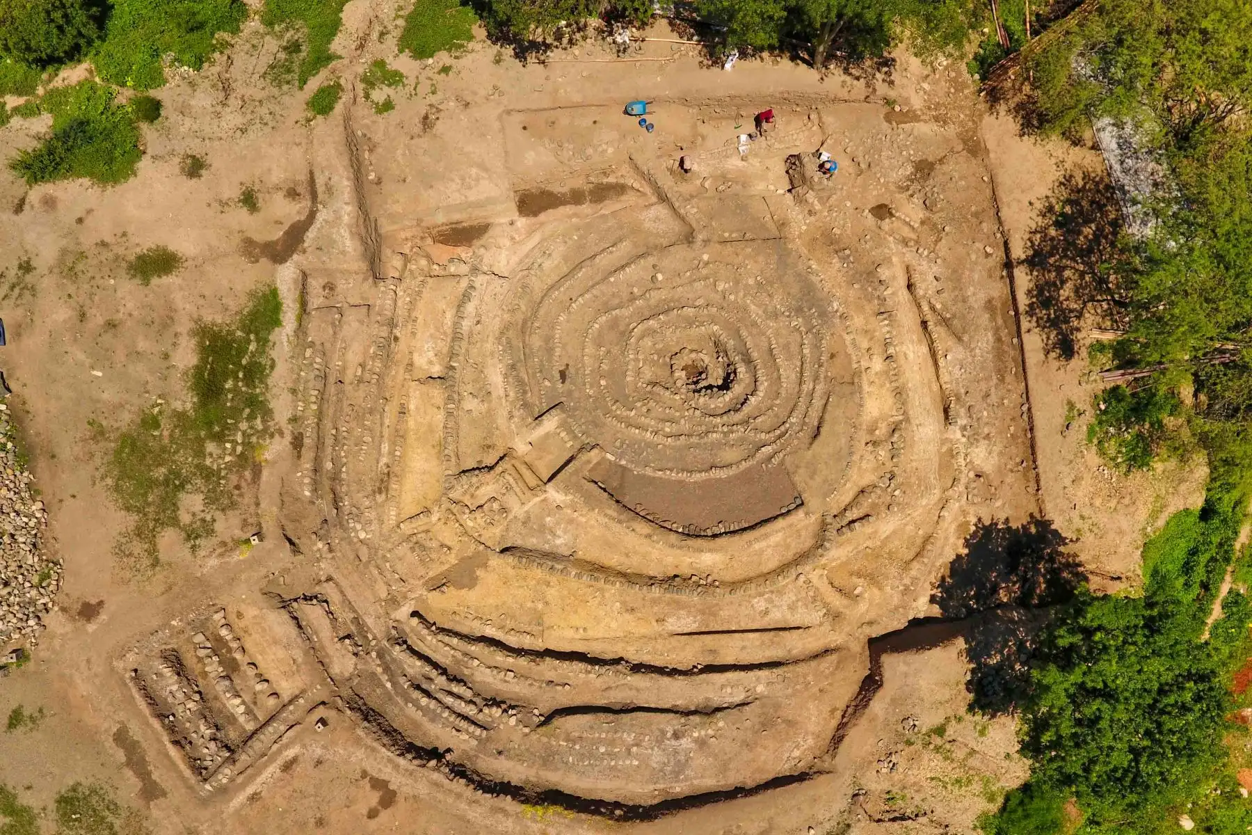 Uno de estos hallazgos es una capa de tierra de color rojo que cubre horizontalmente una plataforma sobre la cual está construido el Templo de Montegrande, cuya arquitectura tiene forma de espiral y que se puede apreciar sobre todo en el centro de la espiral. Foto: Asociación para la Investigación Científica de la Amazonía