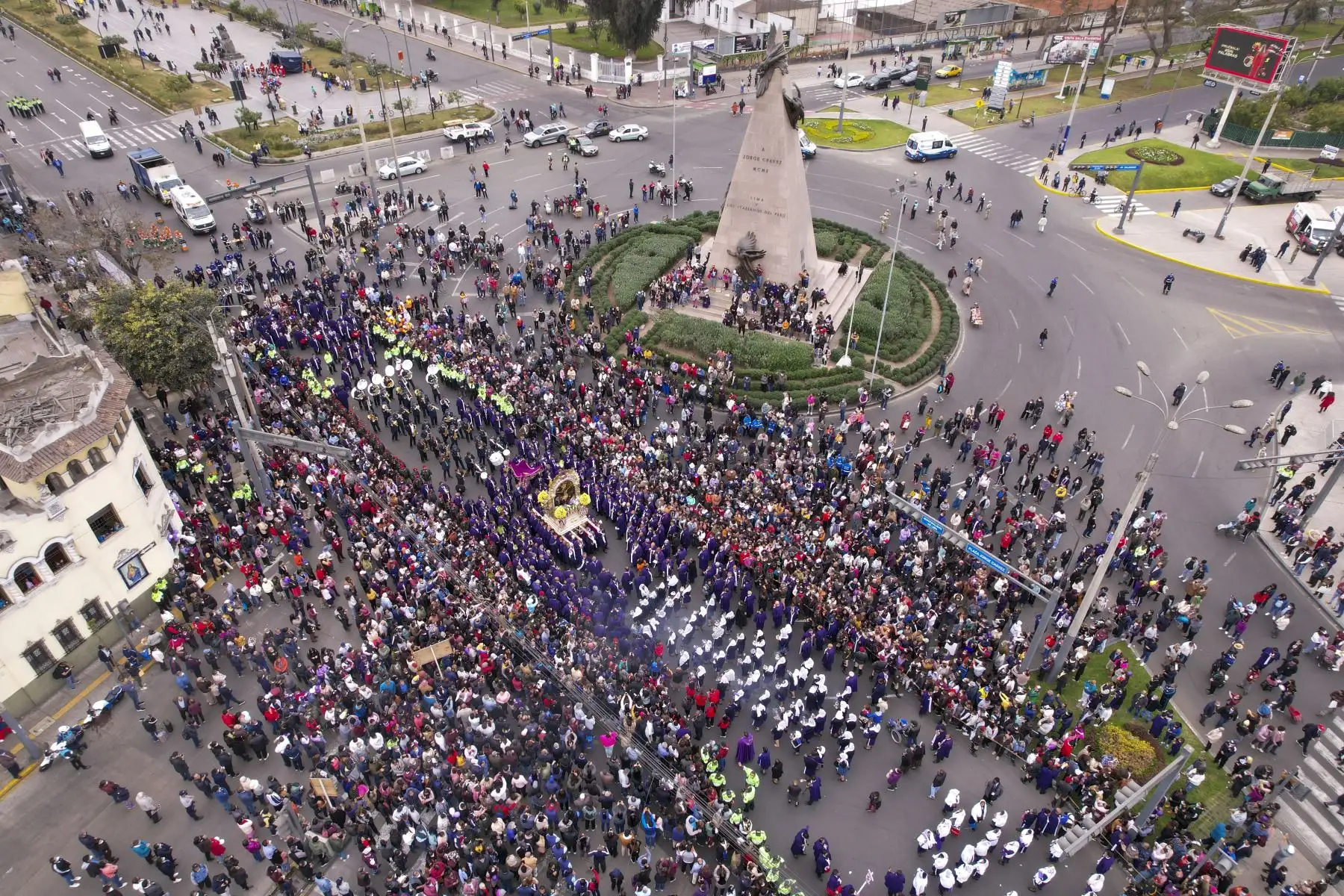 La sagrada imagen del Señor de los Milagros, realiza su tercer recorrido por la avenida 28 de Julio. Foto: ANDINA/Juan Carlos Guzmán Negrini