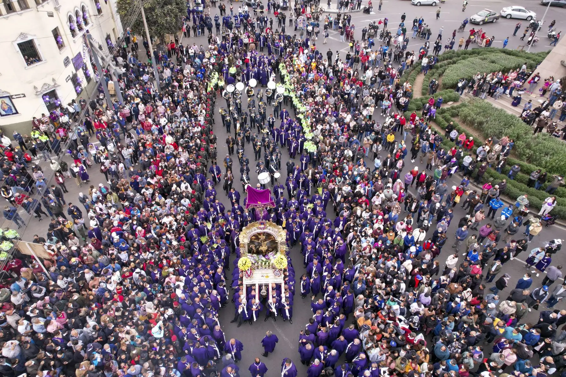 La sagrada imagen del Señor de los Milagros, realiza su tercer recorrido por la avenida 28 de Julio. Foto: ANDINA/Juan Carlos Guzmán Negrini