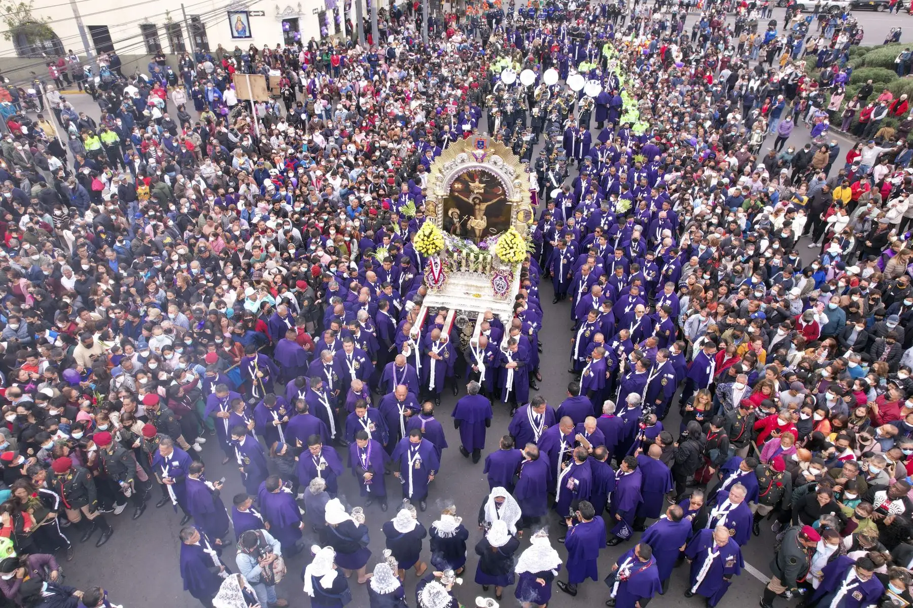 La sagrada imagen del Señor de los Milagros, realiza su tercer recorrido por la avenida 28 de Julio. Foto: ANDINA/Juan Carlos Guzmán Negrini