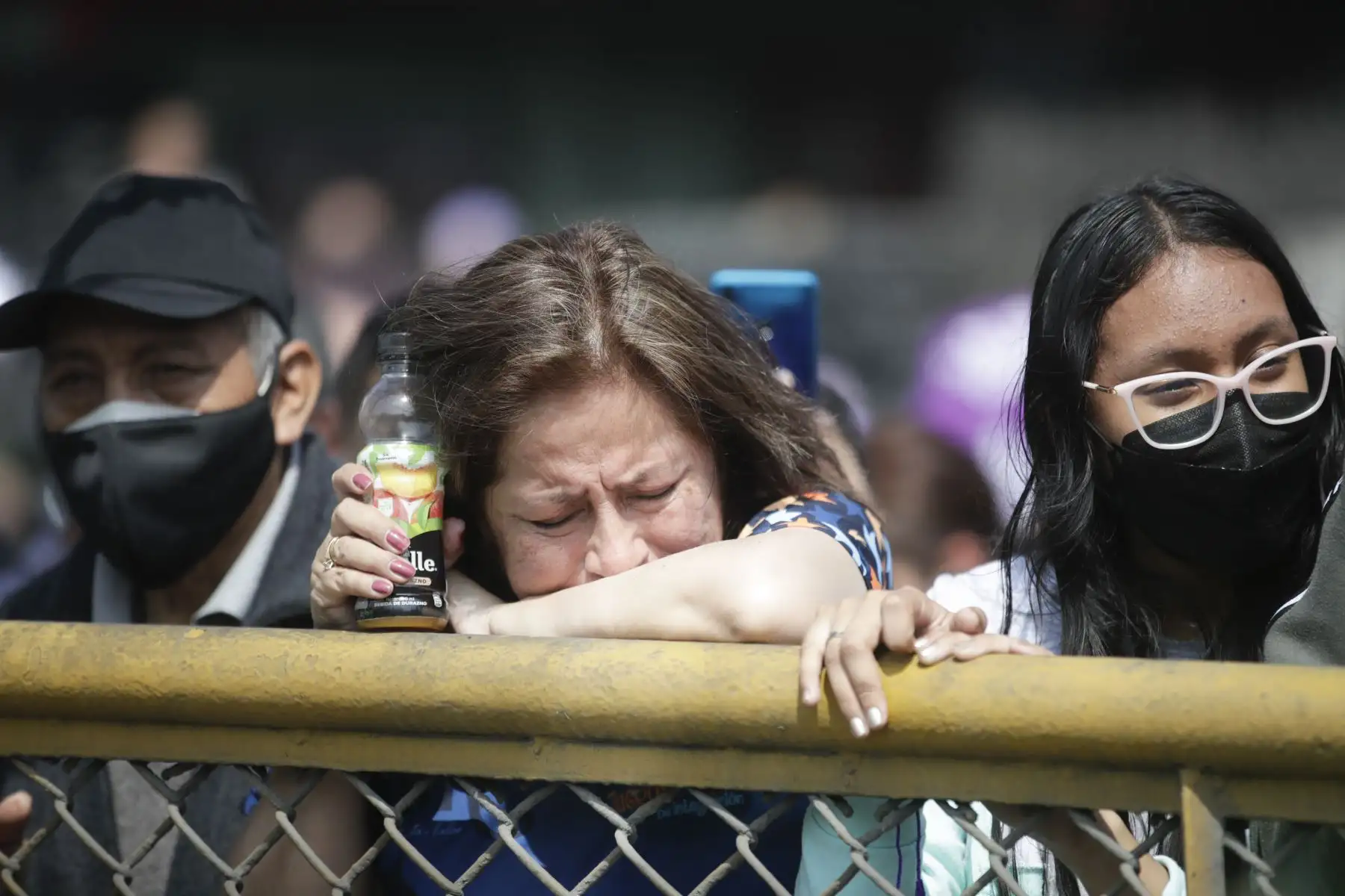 La sagrada imagen del Señor de los Milagros, realiza su tercer recorrido por la avenida Brasil. 

Foto: ANDINA/Juan Carlos Guzmán Negrini