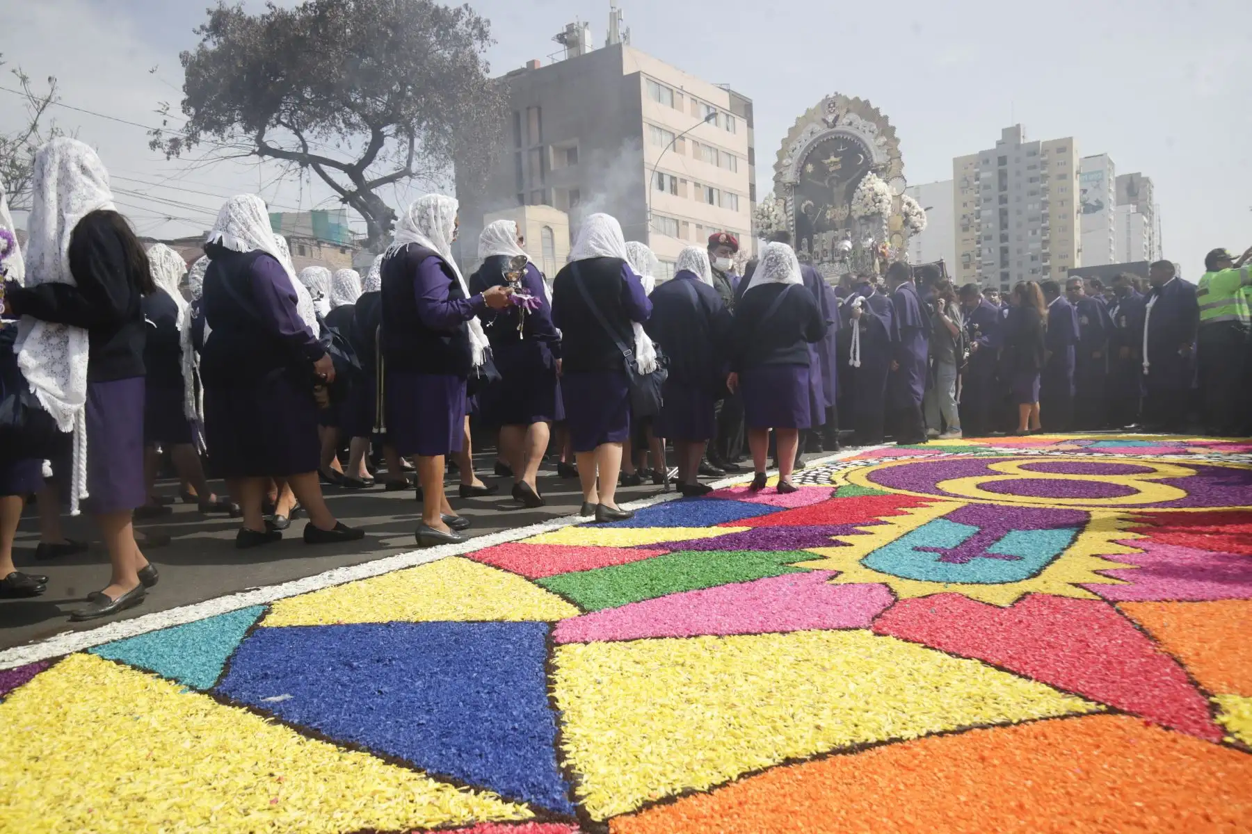 La sagrada imagen del Señor de los Milagros, realiza su tercer recorrido por la avenida Brasil. 

Foto: ANDINA/Juan Carlos Guzmán Negrini