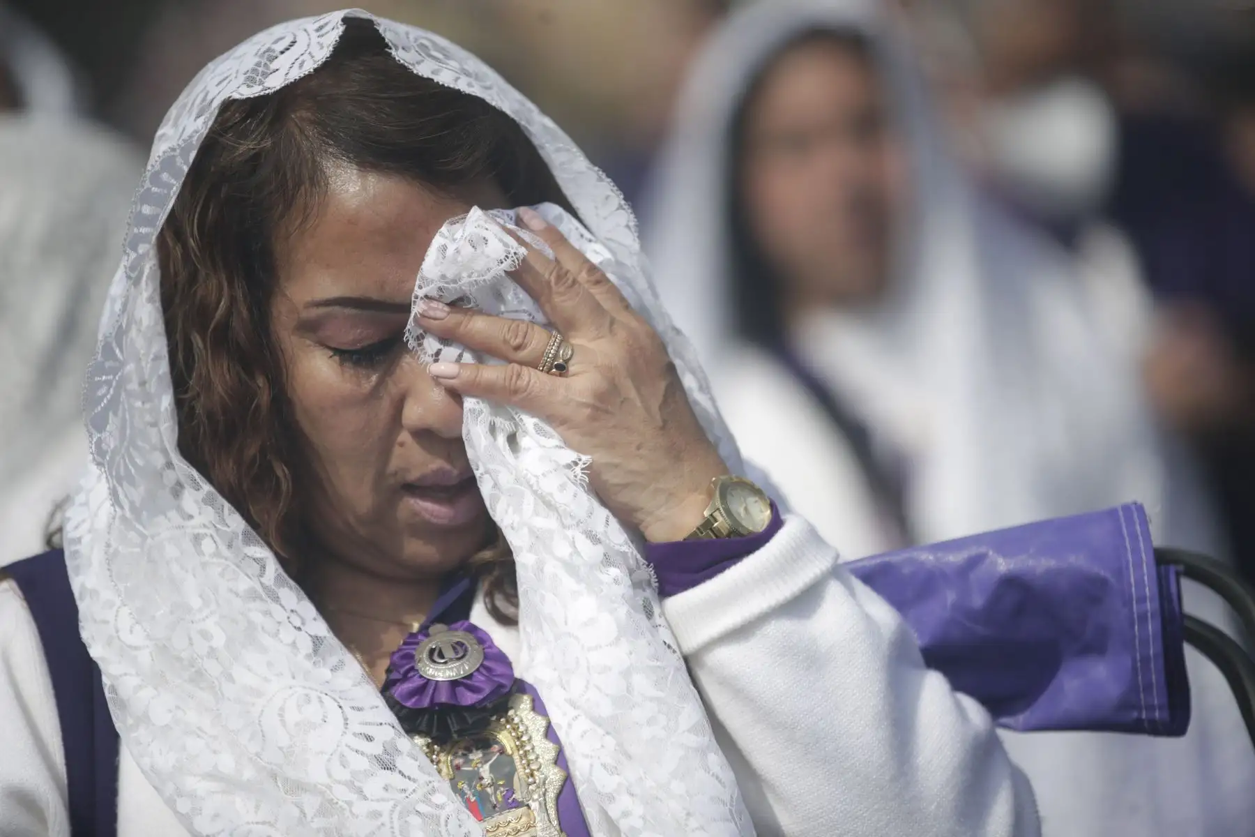 La sagrada imagen del Señor de los Milagros, realiza su tercer recorrido por la avenida Brasil. 

Foto: ANDINA/Juan Carlos Guzmán Negrini