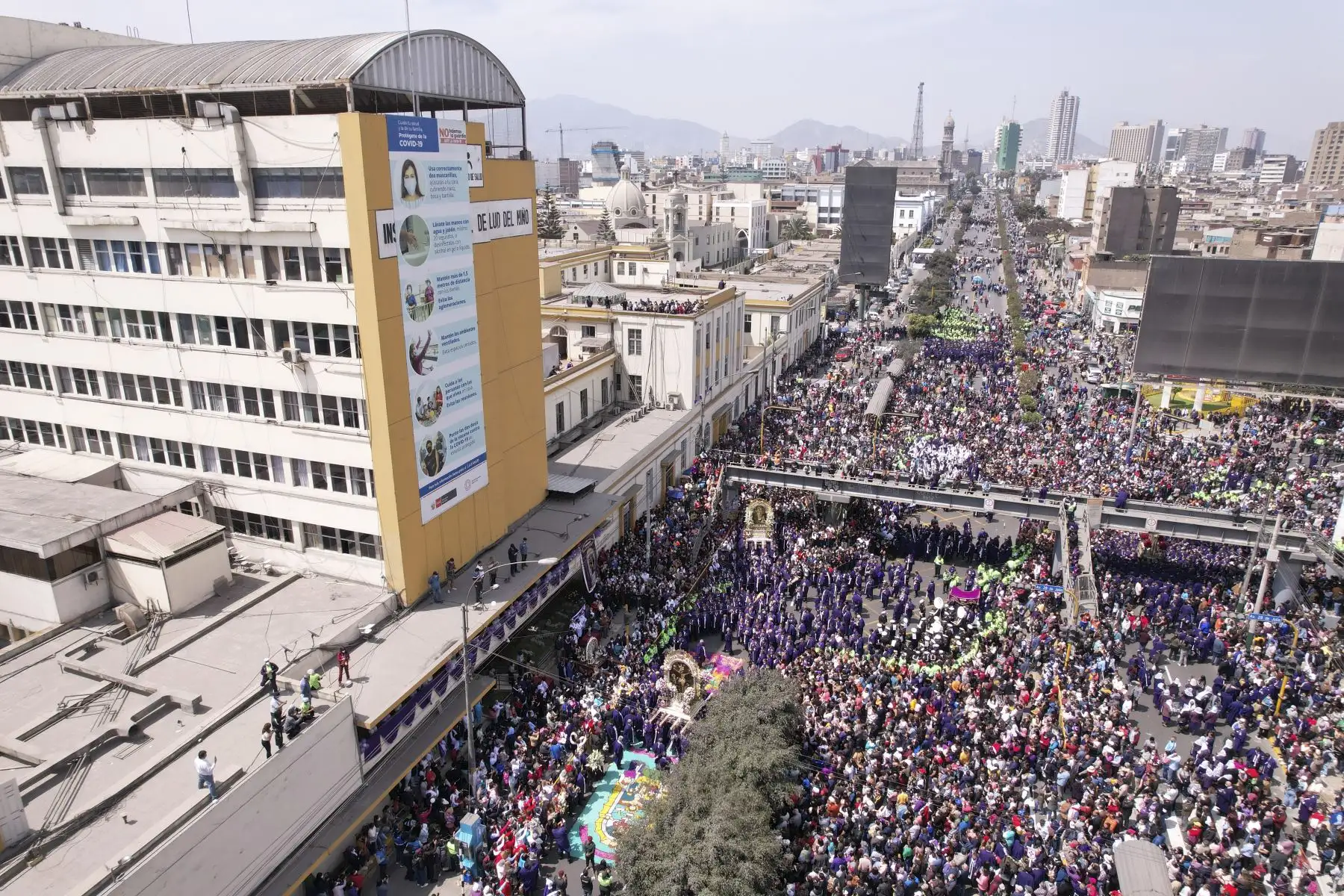 La sagrada imagen del Señor de los Milagros, realiza su tercer recorrido por la avenida Brasil. 

Foto: ANDINA/Juan Carlos Guzmán Negrini