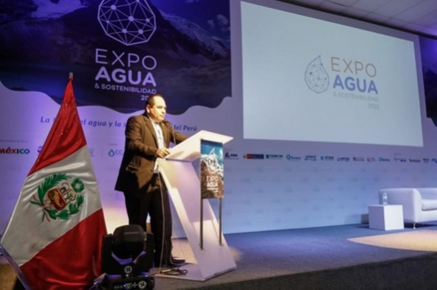 El ministro de Vivienda, Construcción y Saneamiento, César Paniagua, participó en la Expo Agua y Sostenibilidad 2022. Foto: Cortesía.