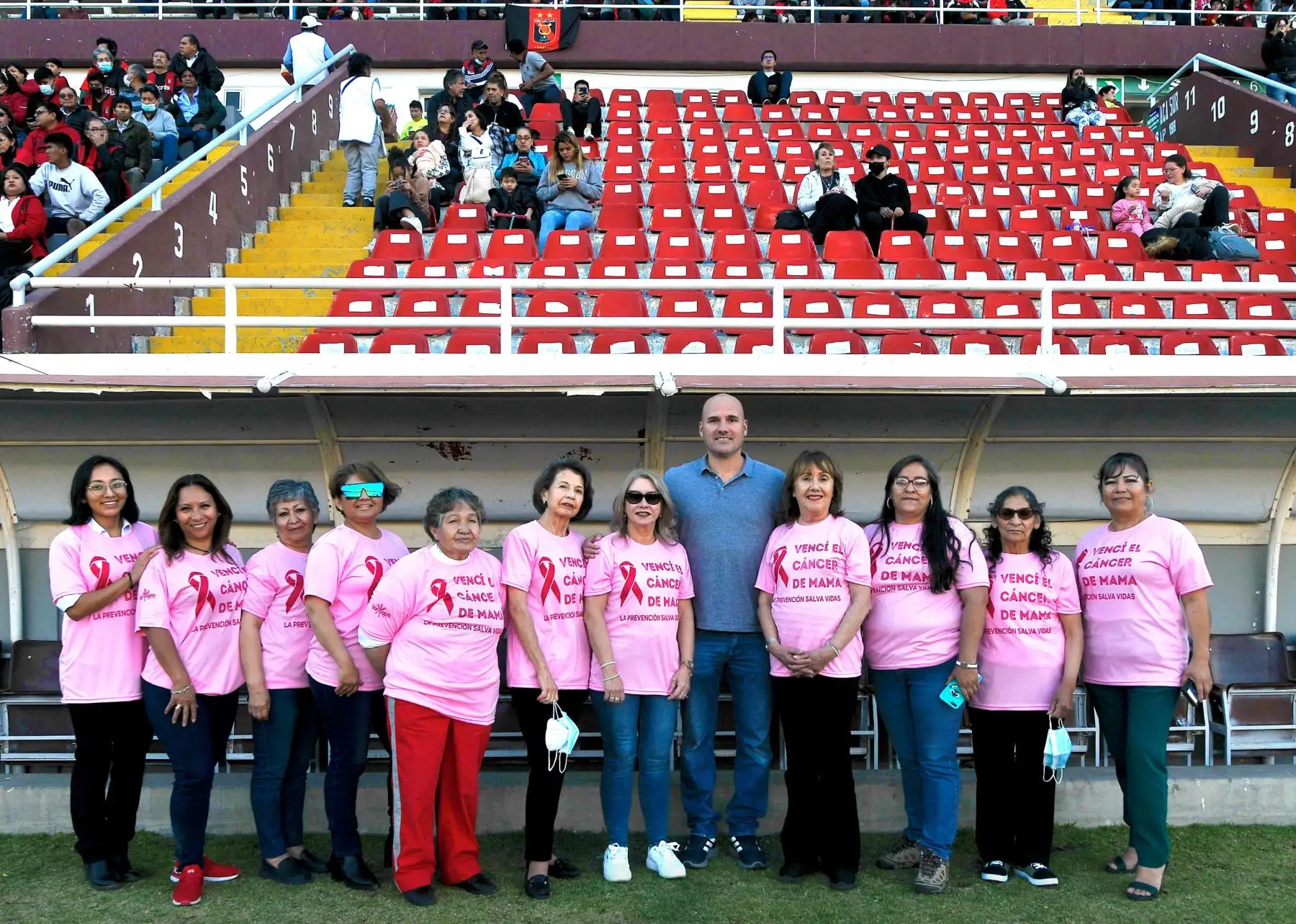 En la previa del partido se rendió homenaje a quienes luchan día a día contra el cáncer de mama, en representación de todas esas mujeres luchadoras, pacientes oncológicas que han vencido la enfermedad acompañaron desde la cancha. 
Foto:ANDINA/FBC Melgar