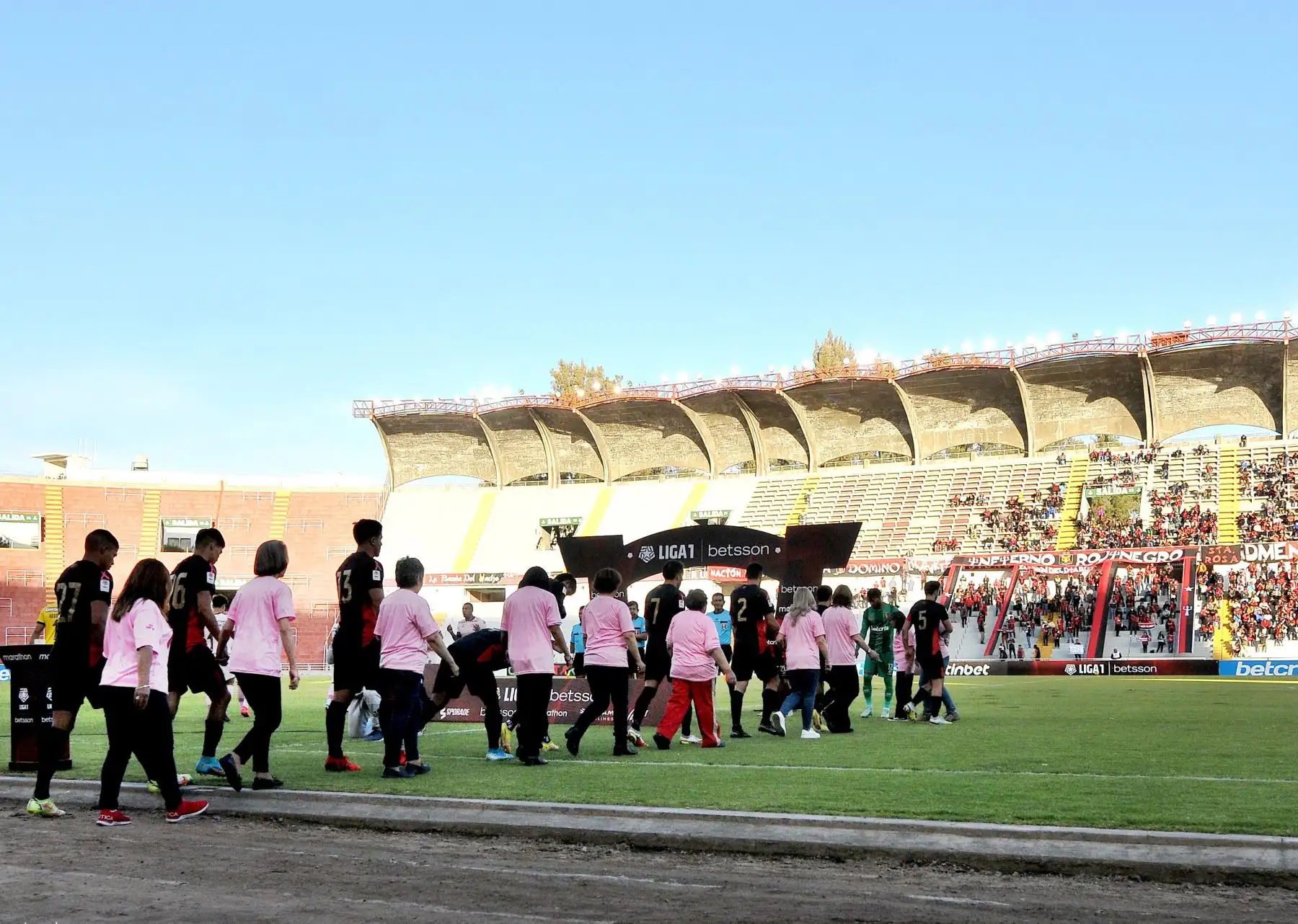 En la previa del partido se rendió homenaje a quienes luchan día a día contra el cáncer de mama, en representación de todas esas mujeres luchadoras, pacientes oncológicas que han vencido la enfermedad acompañaron desde la cancha. 
Foto:ANDINA/FBC Melgar