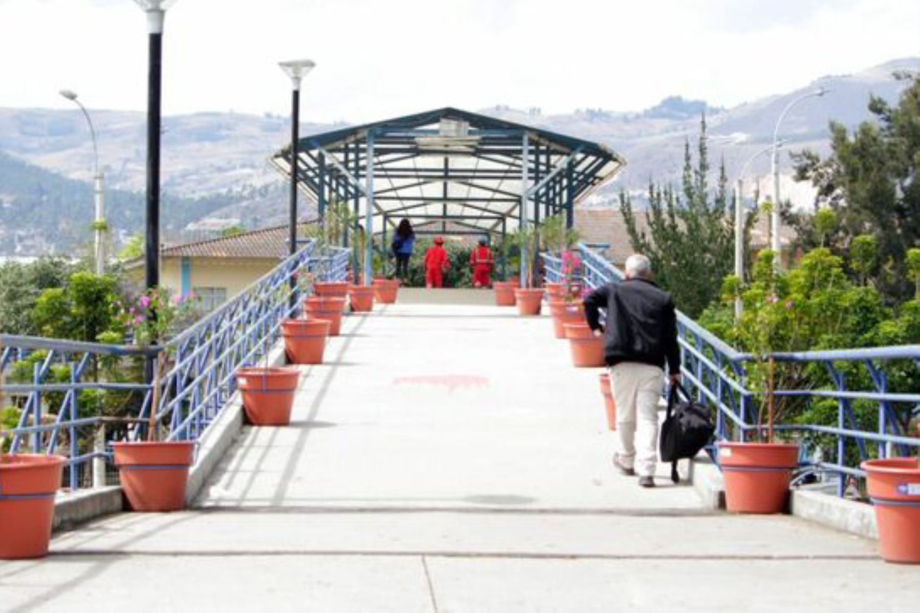 La municipalidad provincial de Cajamarca colocó más de 100 maceteros ecológicos en todo el corredor aéreo, para mostrar un entorno paisajístico natural.