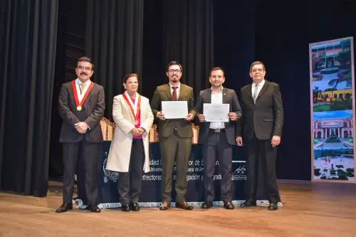 Con 383 grupos de investigación, más de 2000 mil investigadores, 15 158 tesis registradas y un total de 6907 artículos científicos, la UNMSM promueve la producción científica entre docentes y estudiantes de pregrado y posgrado, cuyos mejores trabajos fueron distinguidos con el 𝑷𝒓𝒆𝒎𝒊𝒐 𝒂 𝒍𝒂 𝑰𝒏𝒗𝒆𝒔𝒕𝒊𝒈𝒂𝒄𝒊ó𝒏 𝑺𝒂𝒏 𝑴𝒂𝒓𝒄𝒐𝒔 2022, organizado por el Vicerrectorado de Investigación y Posgrado . Foto: UNMSM