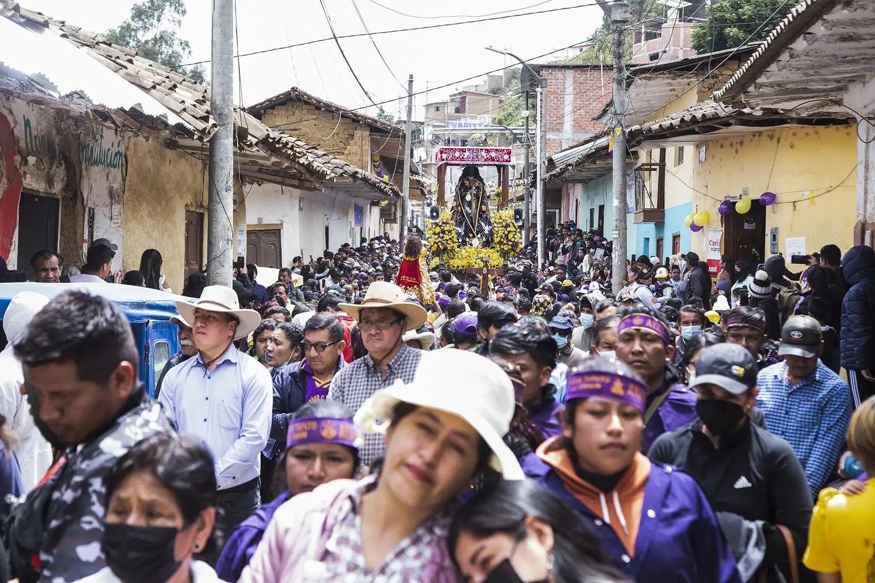 Los balcones adornados con globos, las calles cubiertas con cadenetas y estampas acompañan con alegría la procesión, mientras los devotos llenos de emoción y convicción cumplen su penitencia. Foto: ANDINA/ Maira Flores