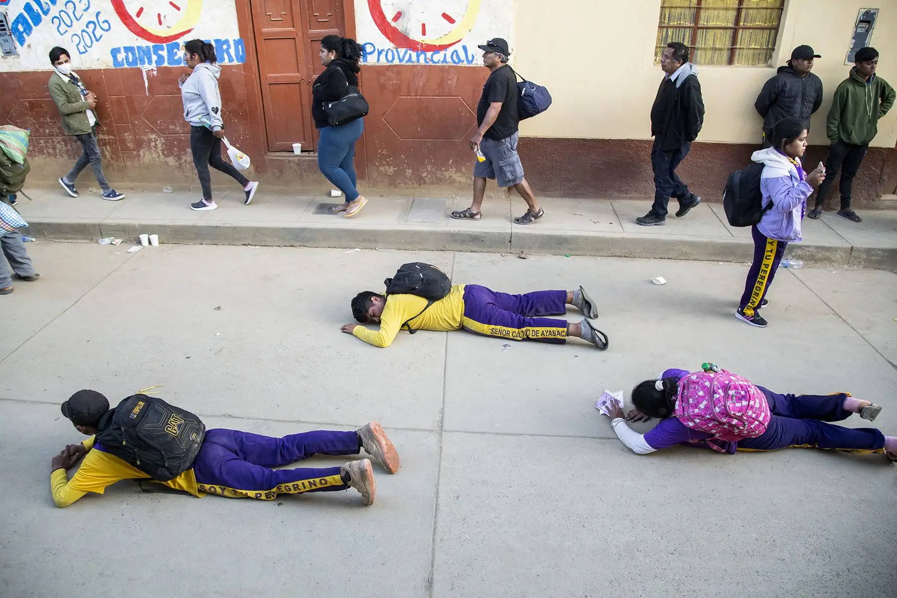 Cargando grandes cruces, imágenes del patrón o solo sus mochilas, junto a las fotos de sus familiares, los fieles buscan aliviar la enfermedad que los aqueja, resolver los conflictos familiares o la mejora del negocio propio, así como agradecer los milagros ya concedidos. Foto: ANDINA/ Maira Flores