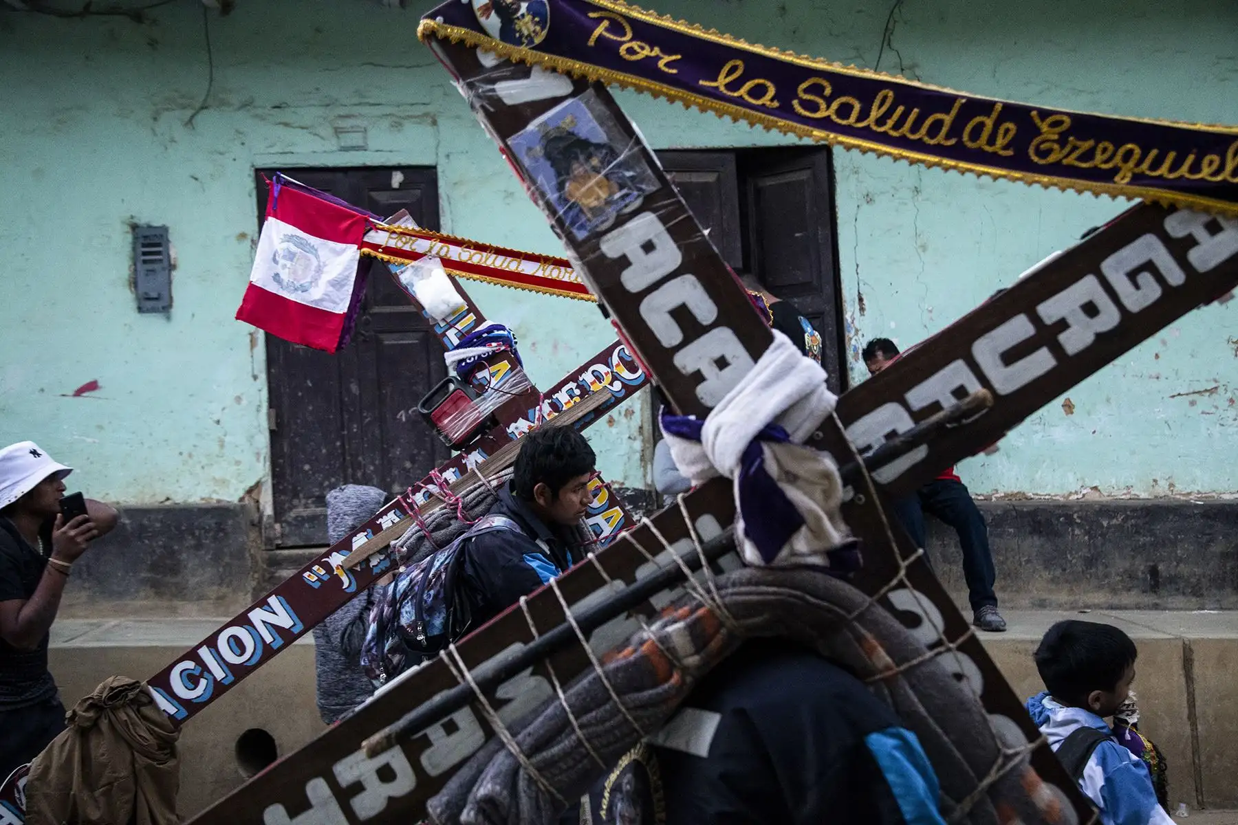 Cargando grandes cruces, imágenes del patrón o solo sus mochilas, junto a las fotos de sus familiares, los fieles buscan aliviar la enfermedad que los aqueja, resolver los conflictos familiares o la mejora del negocio propio, así como agradecer los milagros ya concedidos. Foto: ANDINA/ Maira Flores
