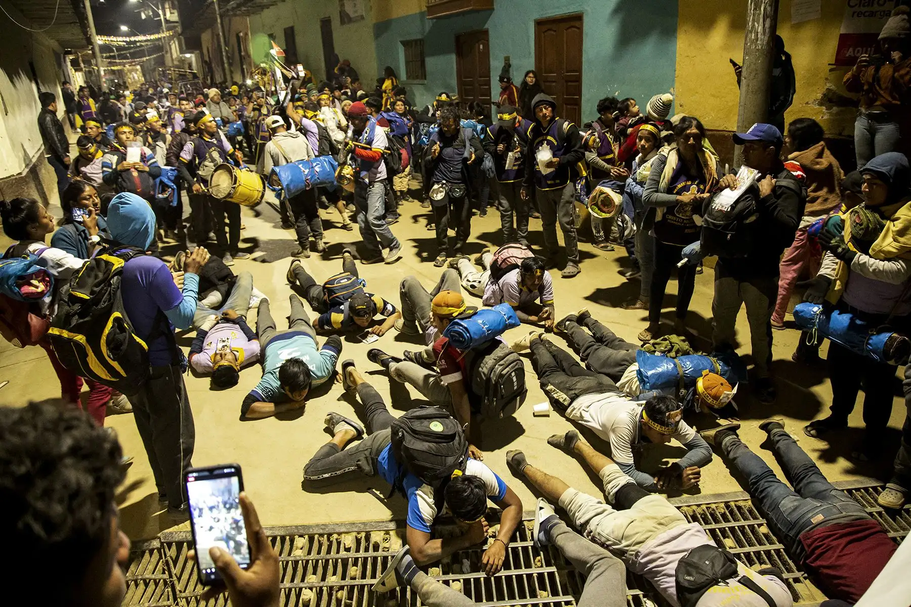 Entre lágrimas, cánticos y oraciones; arrastrándose de rodillas o de cuerpo entero; llegan los peregrinos a la sierra de la región Piura para venerar al Señor Cautivo de Ayabaca. Foto: ANDINA/ Maira Flores
