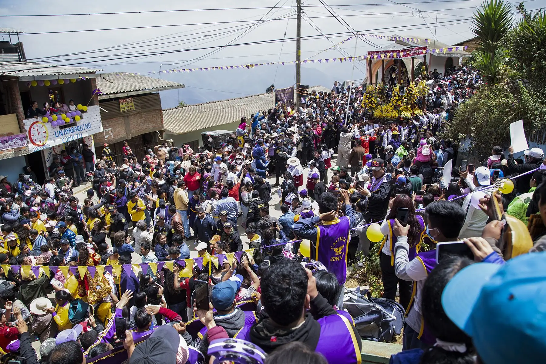 El 13 de octubre, día central de la festividad, la ciudad se ve envuelta en una marea morada y amarilla, colores característicos del Jesús Nazareno. Foto: ANDINA/ Maira Flores