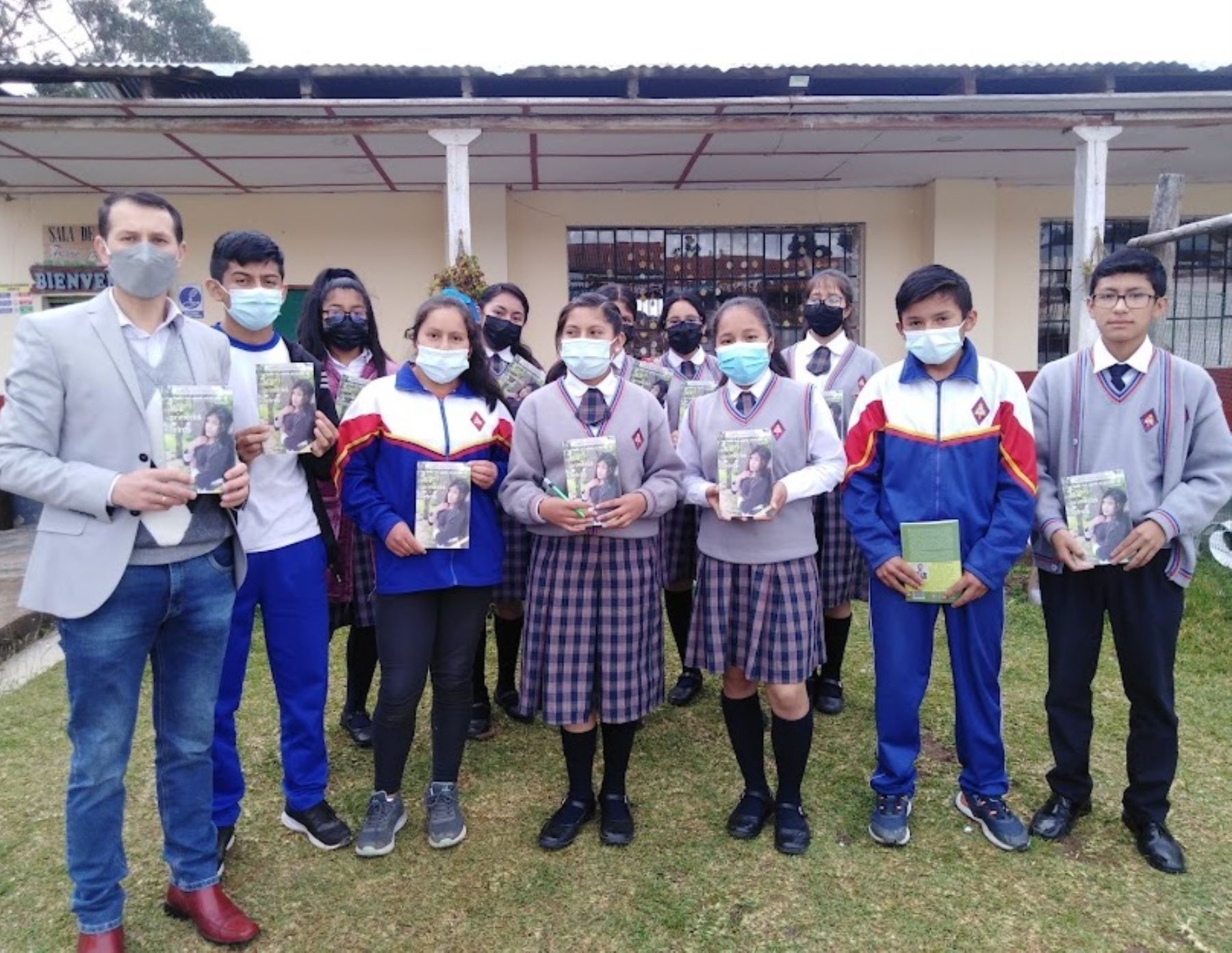 Estudiantes de secundaria de la provincia de Luya, región Amazonas, publicaron libro de cuentos con la asesoría del docente Jaime Guadalupe Lobato, premiado con las Palmas Magisteriales 2020.