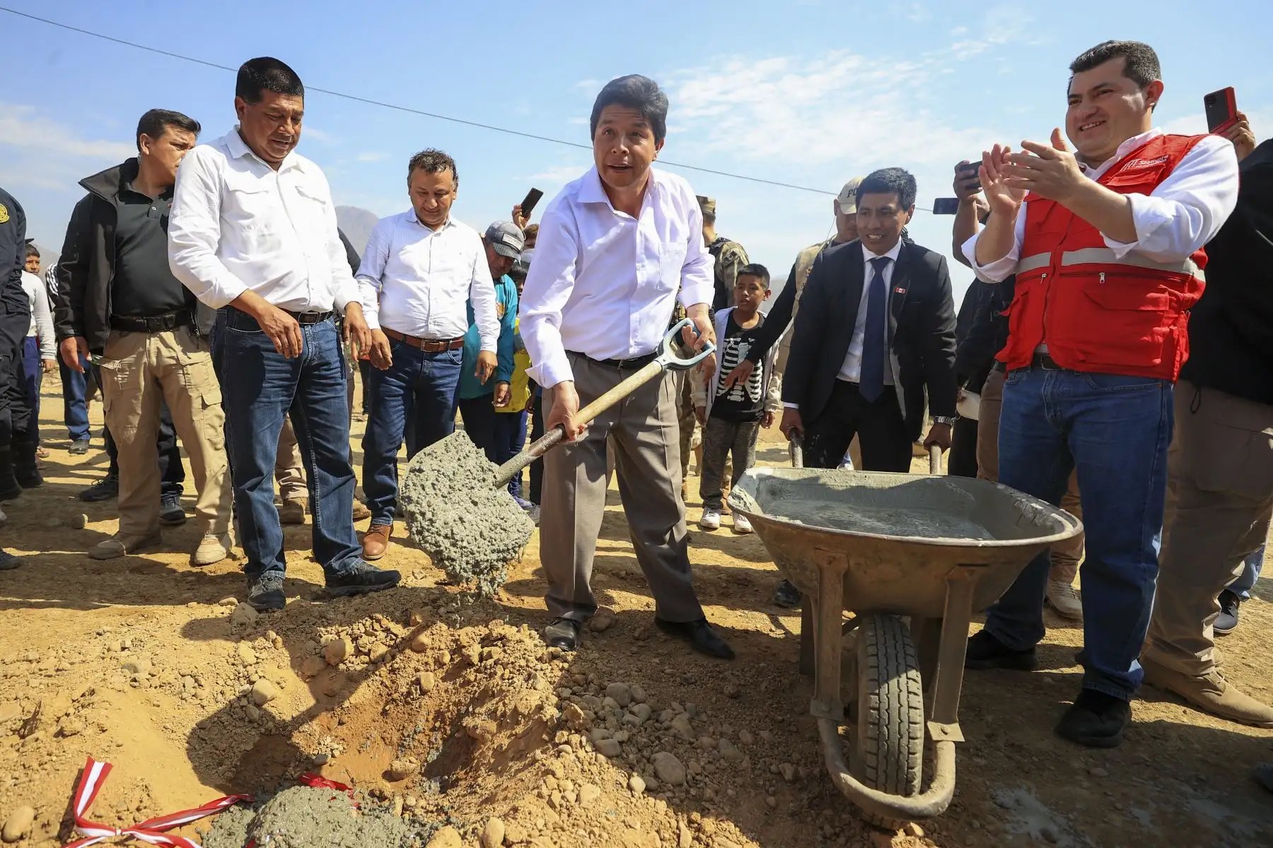 Presidente Pedro Castillo coloca primera piedra de obra de rehabilitación y mejoramiento de la red departamental Tanguche - Pampa Blanca, en la región La Libertad.

Foto: ANDINA /Presidencia Perú
