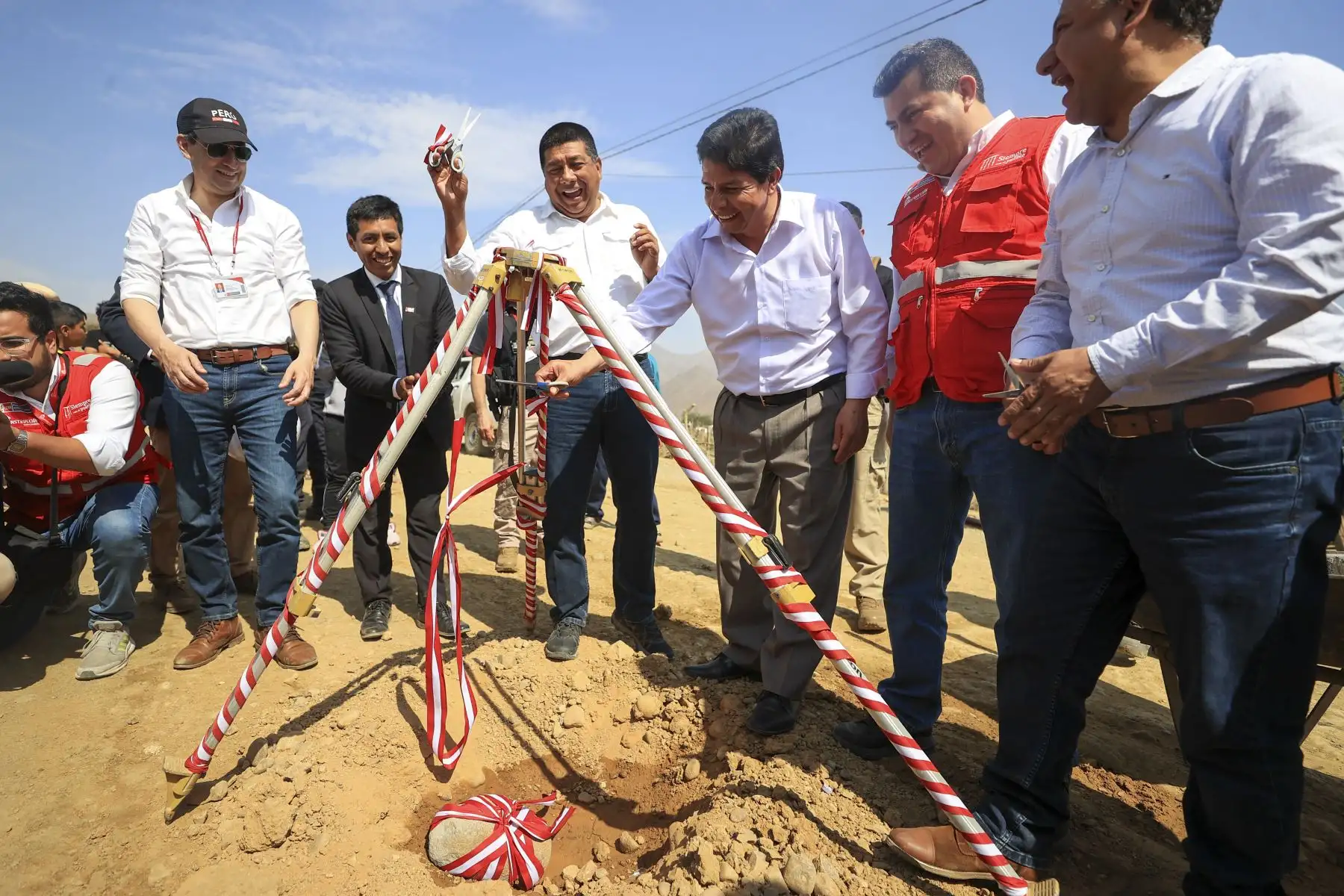 Presidente Pedro Castillo coloca primera piedra de obra de rehabilitación y mejoramiento de la red departamental Tanguche - Pampa Blanca, en la región La Libertad.

Foto: ANDINA /Presidencia Perú