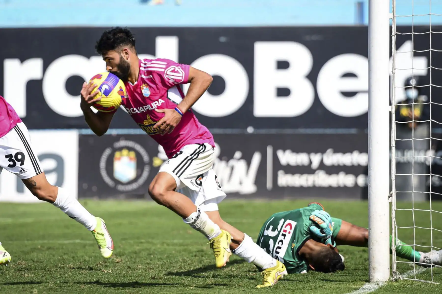 Sporting Cristal no pudo ganar y cayó derrotado por 1-2 ante Atlético Grau en el Estadio Alberto Gallardo.Los de Piura se impusieron 2-1 en el Gallardo y dan el golpe del Clausura al equipo de Mosquera que pierde luego de 25 partidos invictos.

Foto: ANDINA /La Liga