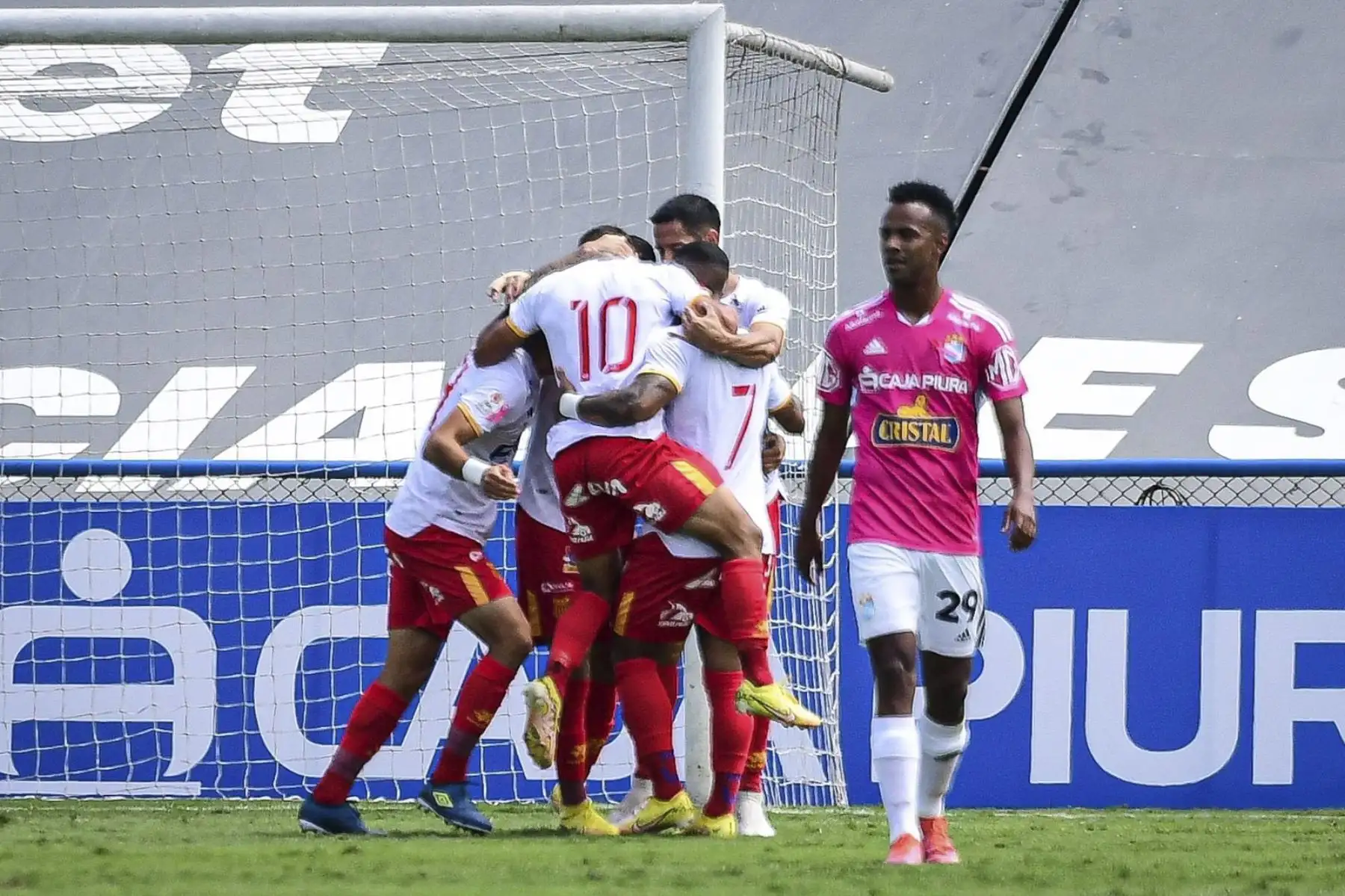 Sporting Cristal no pudo ganar y cayó derrotado por 1-2 ante Atlético Grau en el Estadio Alberto Gallardo.Los de Piura se impusieron 2-1 en el Gallardo y dan el golpe del Clausura al equipo de Mosquera que pierde luego de 25 partidos invictos.

Foto: ANDINA /La Liga