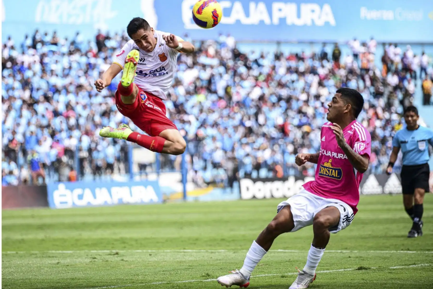 Sporting Cristal no pudo ganar y cayó derrotado por 1-2 ante Atlético Grau en el Estadio Alberto Gallardo.Los de Piura se impusieron 2-1 en el Gallardo y dan el golpe del Clausura al equipo de Mosquera que pierde luego de 25 partidos invictos.

Foto: ANDINA /La Liga