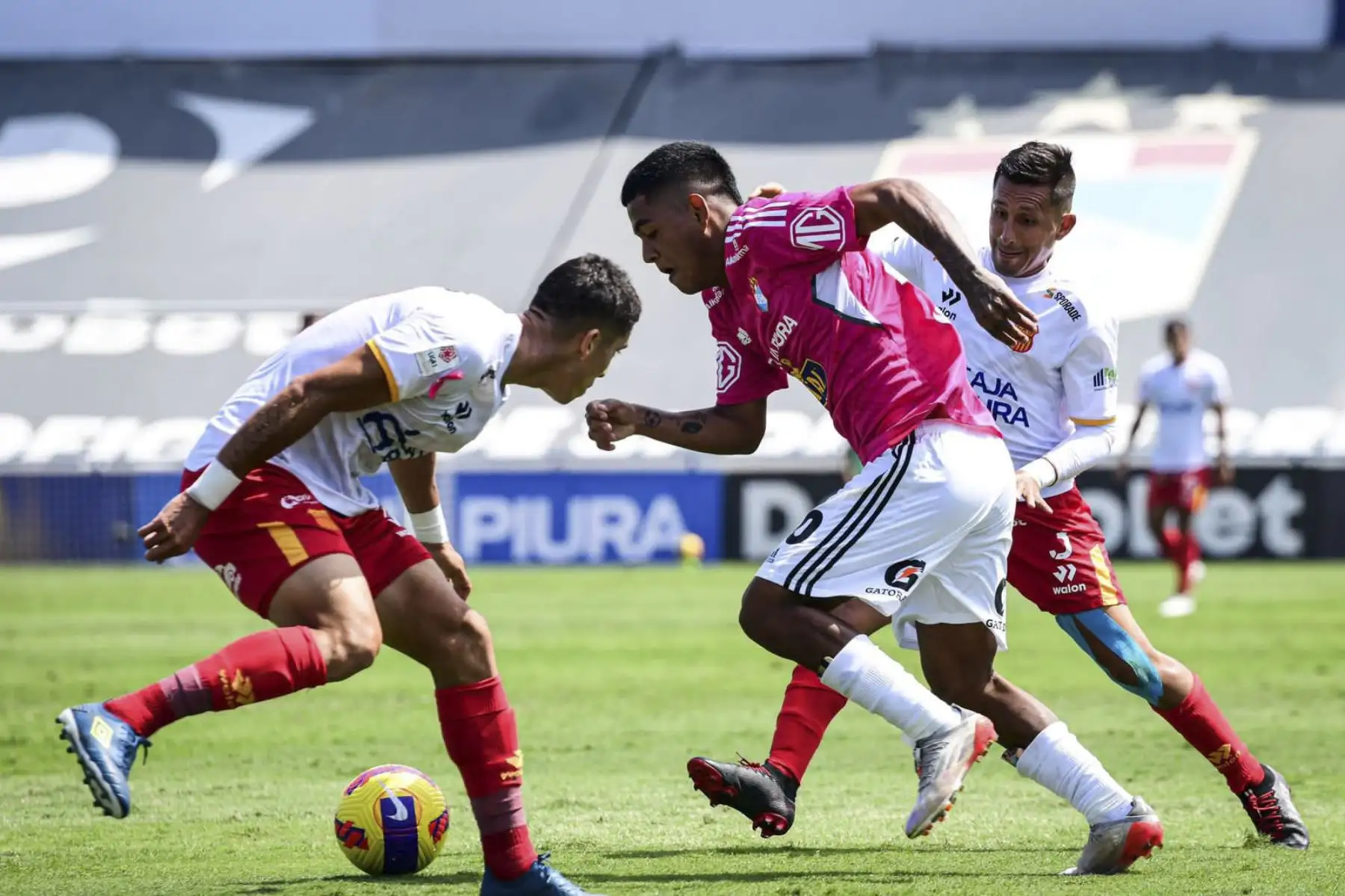 Sporting Cristal no pudo ganar y cayó derrotado por 1-2 ante Atlético Grau en el Estadio Alberto Gallardo.Los de Piura se impusieron 2-1 en el Gallardo y dan el golpe del Clausura al equipo de Mosquera que pierde luego de 25 partidos invictos.

Foto: ANDINA /La Liga