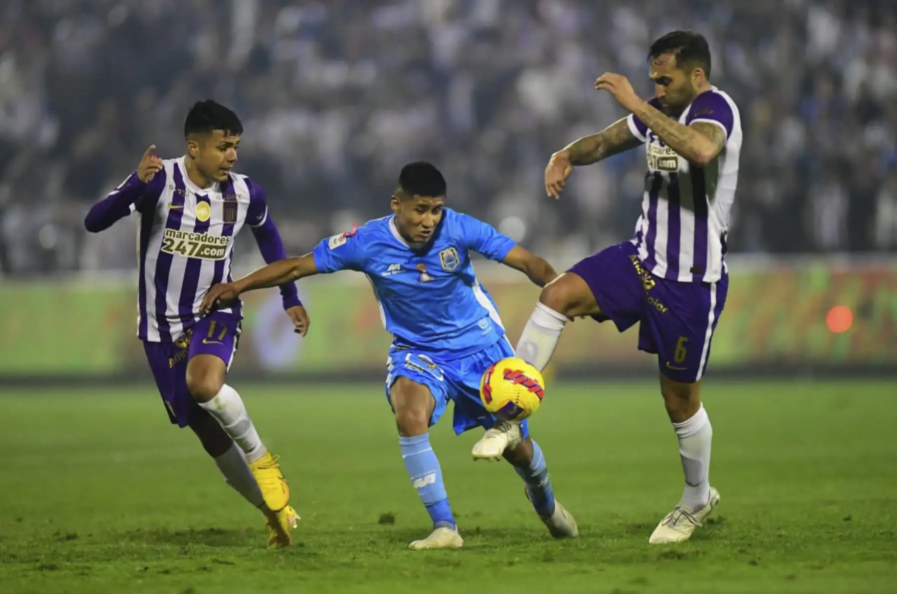 Alianza Lima derrotó esta noche por 2-0 al Deportivo Binacional de Puno y tomó por asalto la punta del torneo Clausura, con 36 puntos, uno más que el Sporting Cristal.

Foto: ANDINA/liga 1