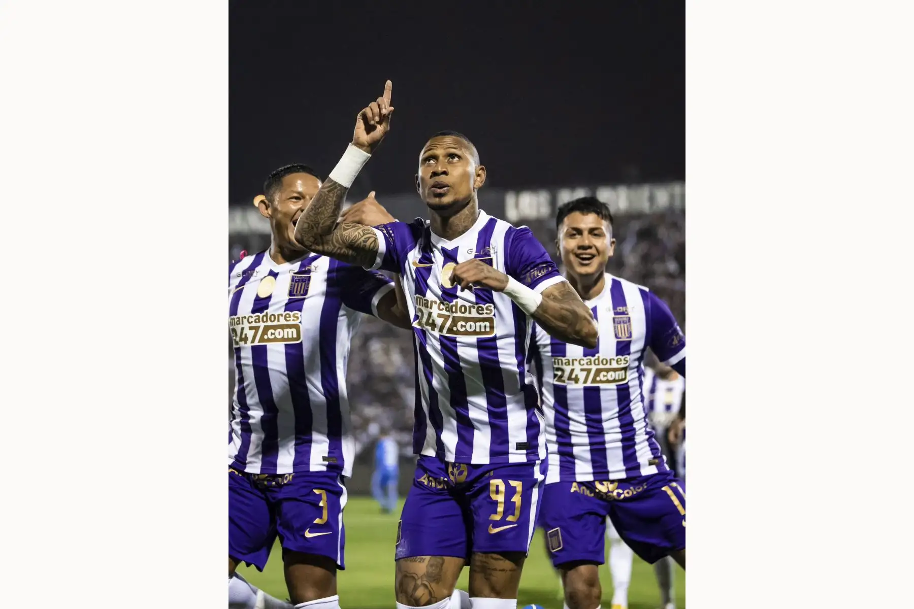 Alianza Lima derrotó esta noche por 2-0 al Deportivo Binacional de Puno y tomó por asalto la punta del torneo Clausura, con 36 puntos, uno más que el Sporting Cristal.

Foto: ANDINA/Alianza Lima
